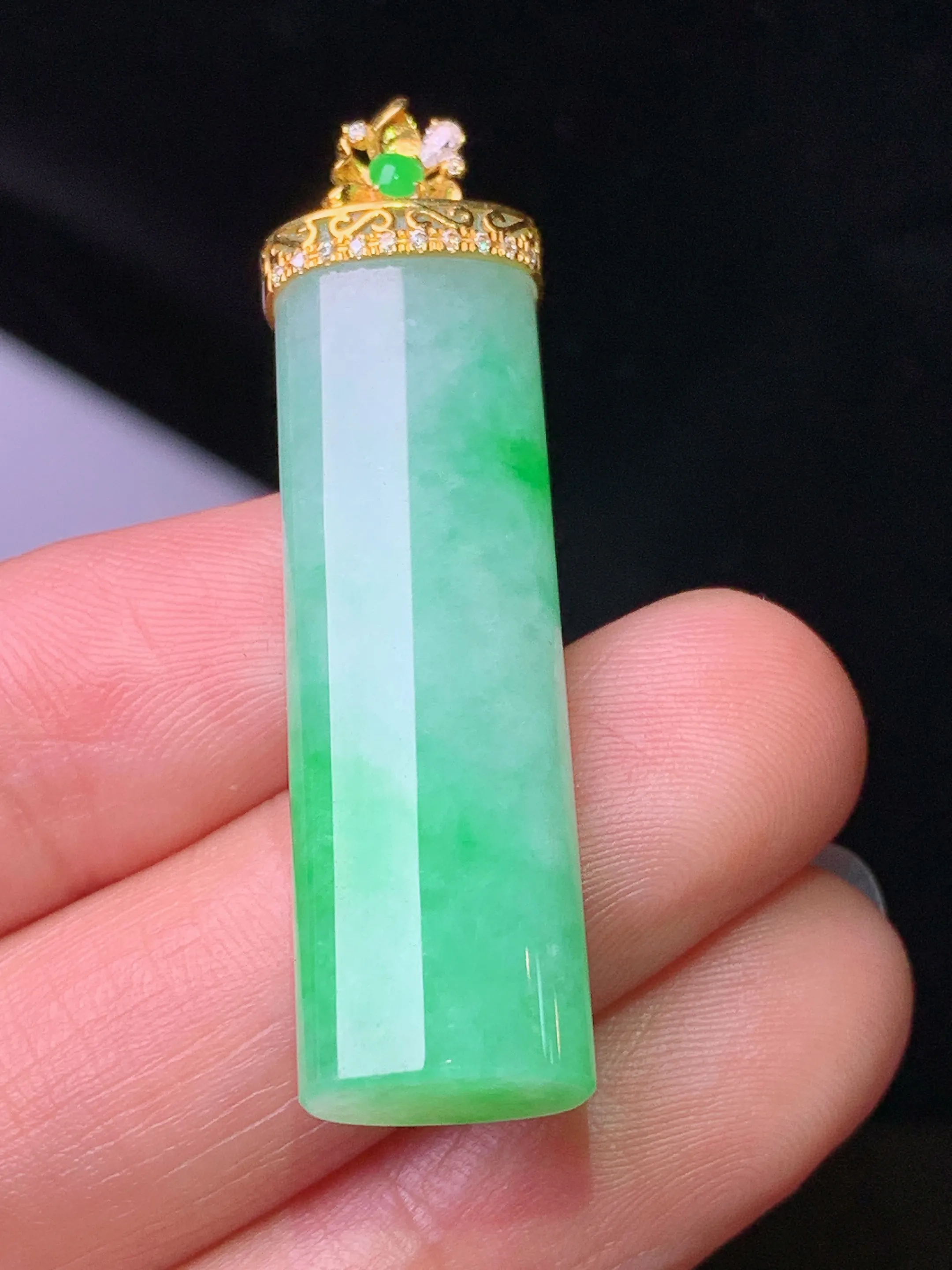 18k金钻镶嵌翠绿玉柱吊坠 玉质细腻 色泽清新艳丽 整体尺寸43.2*11*7.2