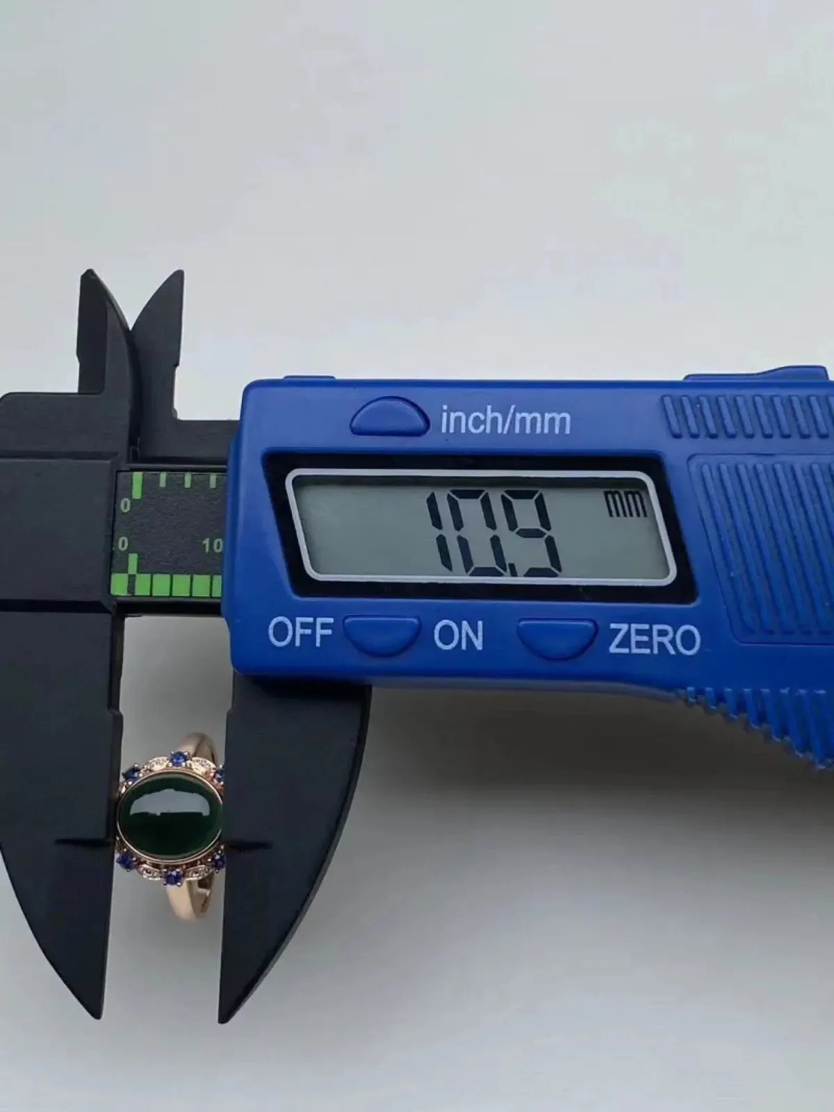 墨翠：【蛋面戒指】18K金+南非钻镶嵌，细腻干净，黑度极黑，性价比高·做工精致，打灯透绿 裸石尺寸：10.9*9.2*6.5