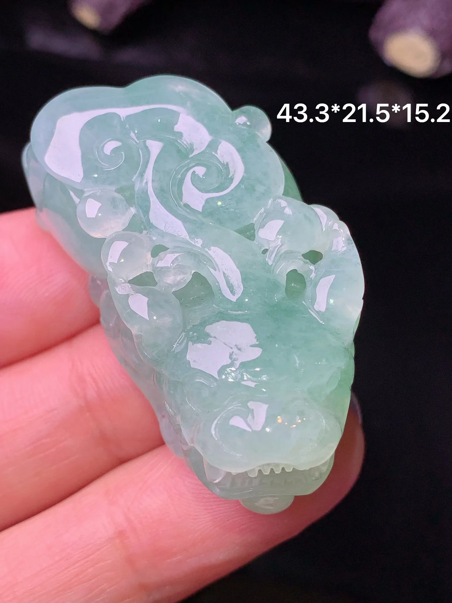 飘绿貔貅吊坠 玉质细腻 色泽清新艳丽 整体尺寸43.3*21.5*15.2