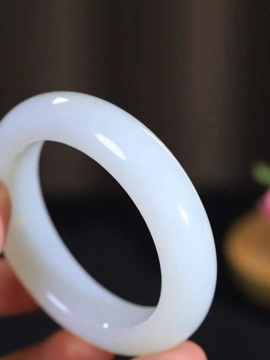 【一见钟情·手镯】

精品和田玉白玉手镯。镯型饱满，温润细腻，脂润沁香。️执一卷书，沏一盏茶，着一袭裙，戴一只镯。淡淡浅笺，素心若兰，静赏玉中诗画。悠悠岁月，芊手轻摘，盛满诗样芳华。重89.6克   内径圈口56.5mm 尺寸16.7-10.5mm  FDA-111251033