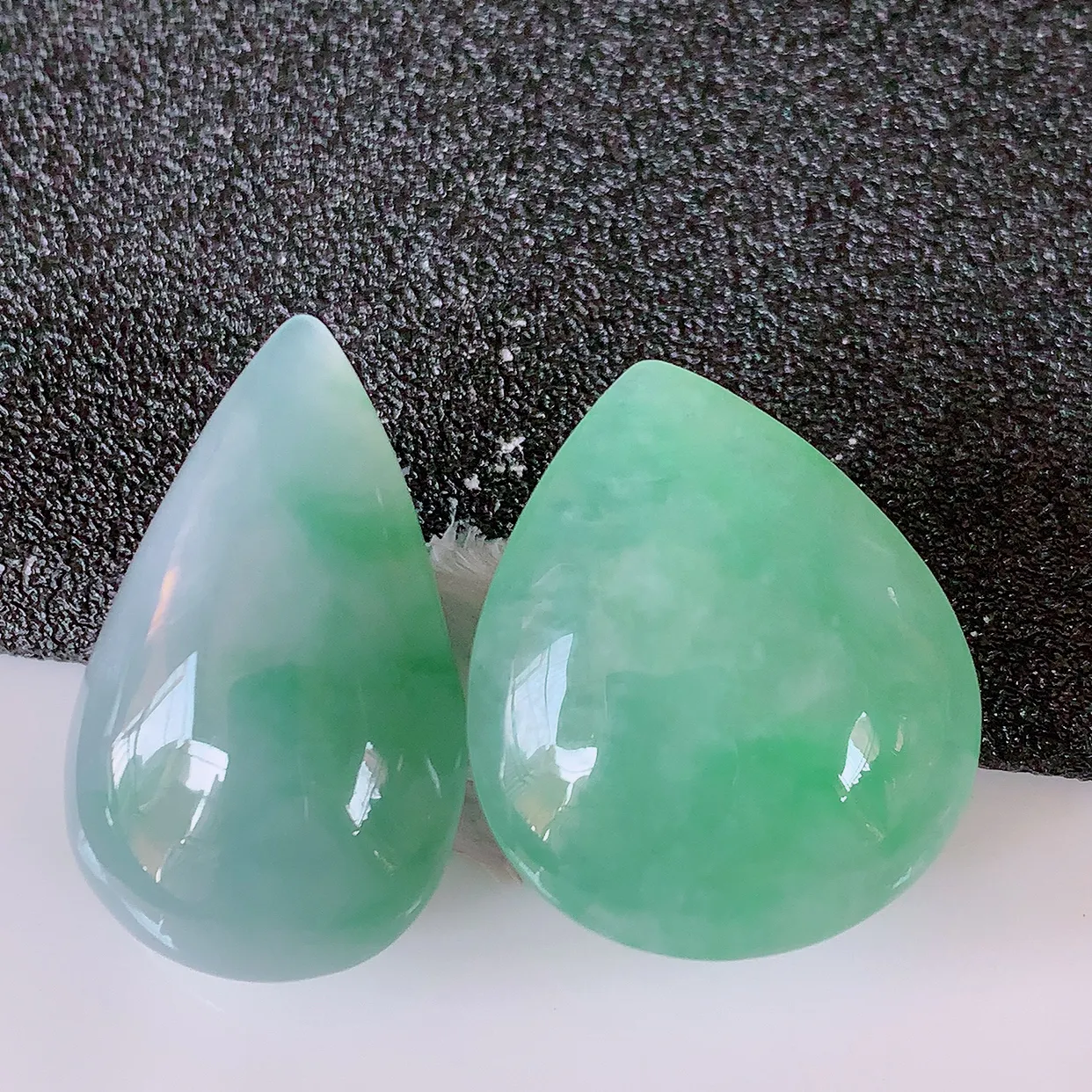 自然光实拍，冰润飘绿翡翠一对水滴，戒面，蛋面，种老水足，寓意美好，镶嵌更靓，佩戴时尚出众！#94.1