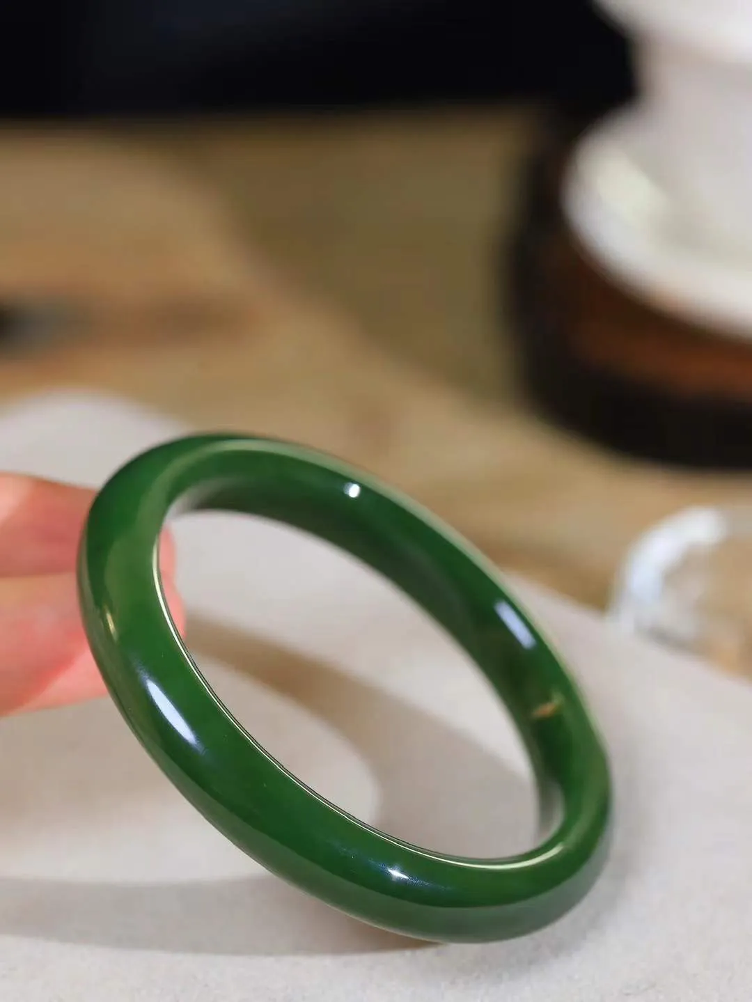 【碧色荡漾·手镯】

精品️和田玉碧玉手镯，玉质细腻温润，手感舒适，️线条流畅，简约大气，美自天成，佩戴于腕间，婉约之美，举手投足间透出那份低调奢华，醉人心扉。重44.58克 内径圈口57.4mm尺寸10.3-8.5mm FDL-771201032