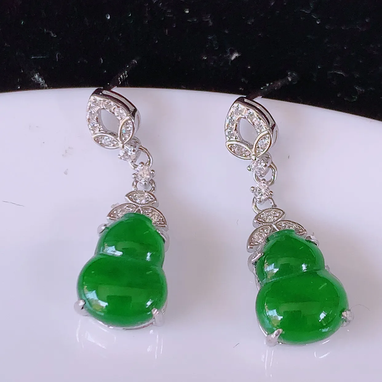 冰透满绿翡翠925银镶嵌葫芦耳坠，自然光实拍，翠色灵动，颜色漂亮，种老水足，品相佳，佩戴佳品！#97.18整体22*7.5*5裸石10*7.5