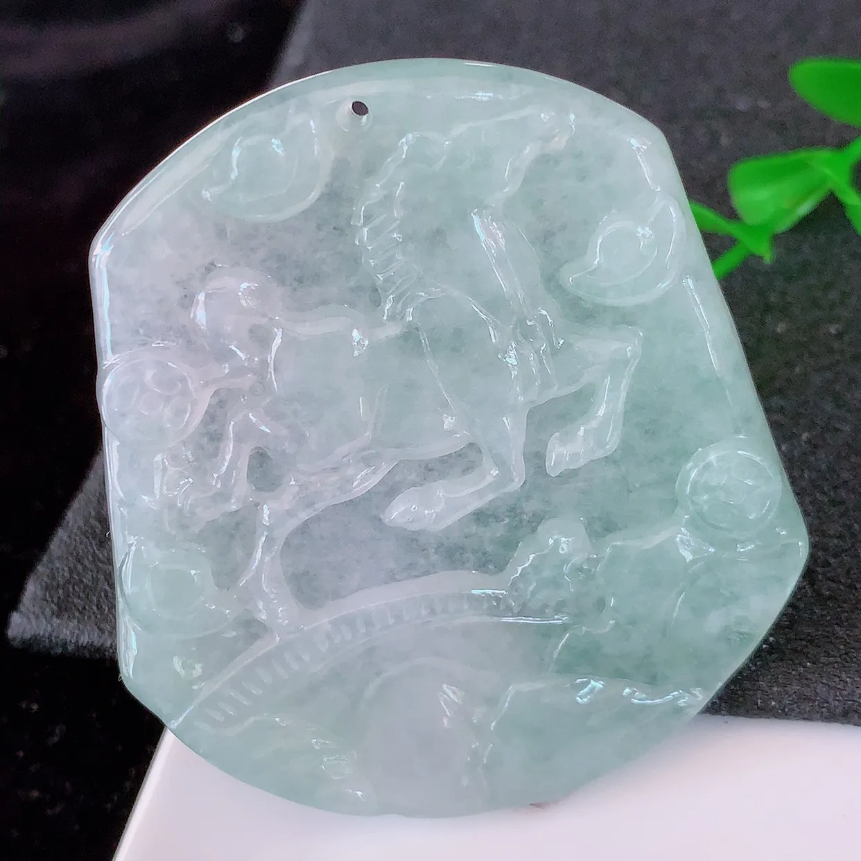 自然光实拍，冰种飘花翡翠生肖马牌吊坠，种老水足，雕工精湛 ，寓意美好， 佩戴时尚出众！#57.16