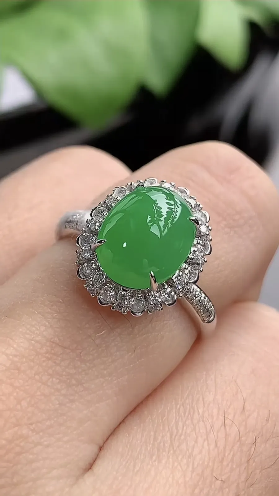 a货翡翠冰种18K金伴钻镶嵌阳绿蛋面戒指 圈口17.3裸石尺寸10.2×8mm 重量3.50g 1216
