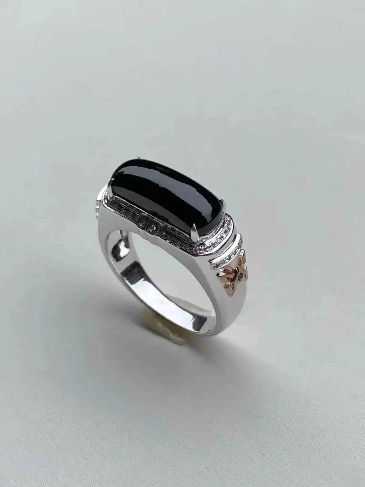 墨翠：【马鞍戒指】18K金+南非钻镶嵌，细腻干净，黑度极黑，性价比高·做工精致，打灯透绿 裸石尺寸：16.1*6.6