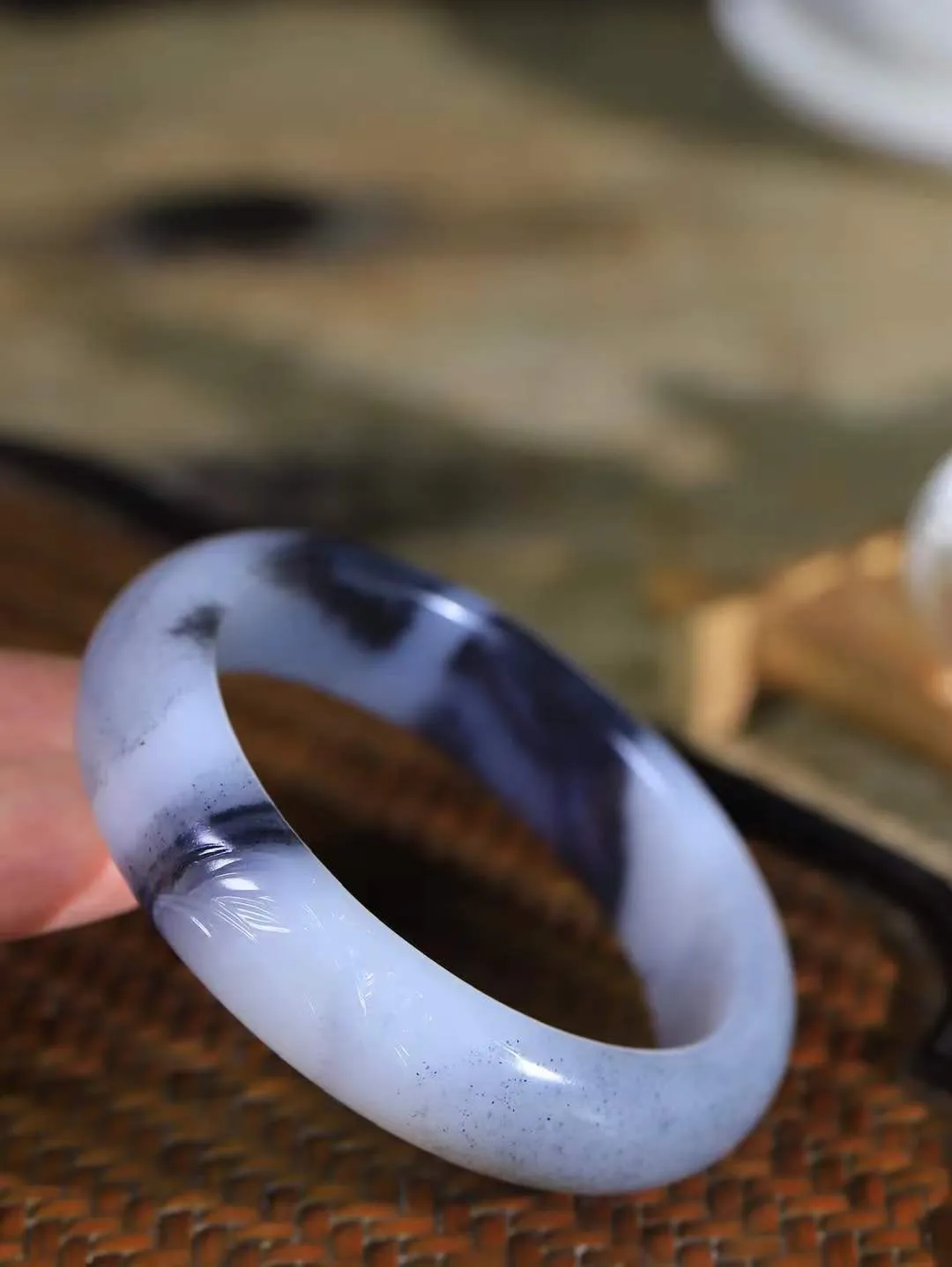 （蕙质兰心.手镯）

收藏传家级臻品新疆和田青花籽料兰花手镯 质地莹润细腻 色泽油润 干净水灵～兰花，不以惊艳娆人，不以花香诱人，只以朴实的姿态，在平淡中给生活添加了无数的温馨
重66克   尺寸56-15.2-9.1mm    fDA-361232084