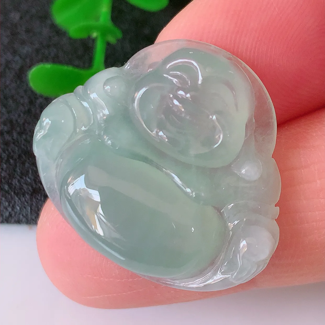 自然光实拍，冰种翡翠佛公吊坠，饱满， 佛公亦保平安，寓意有福（佛公）相伴，品相佳，配戴优雅迷人！#57.18