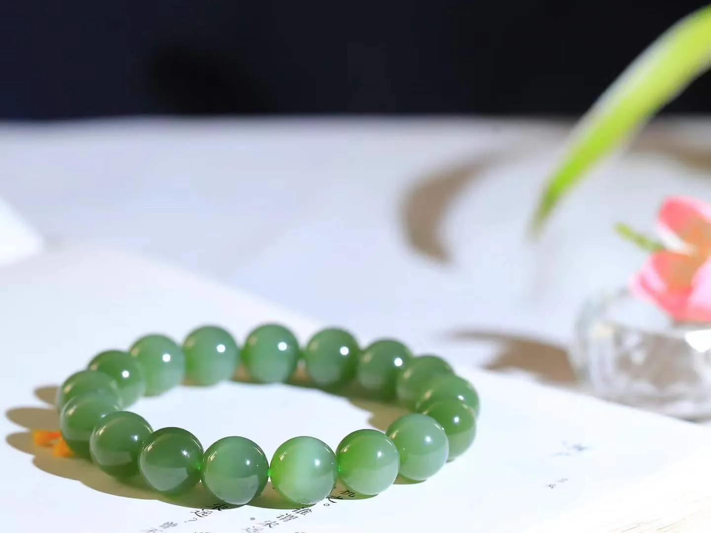 【珠圆玉润.手串】

收藏级和田玉碧玉猫眼珠圆玉润手串 玉质温润细腻  整串打磨圆润，佩戴舒适。珠