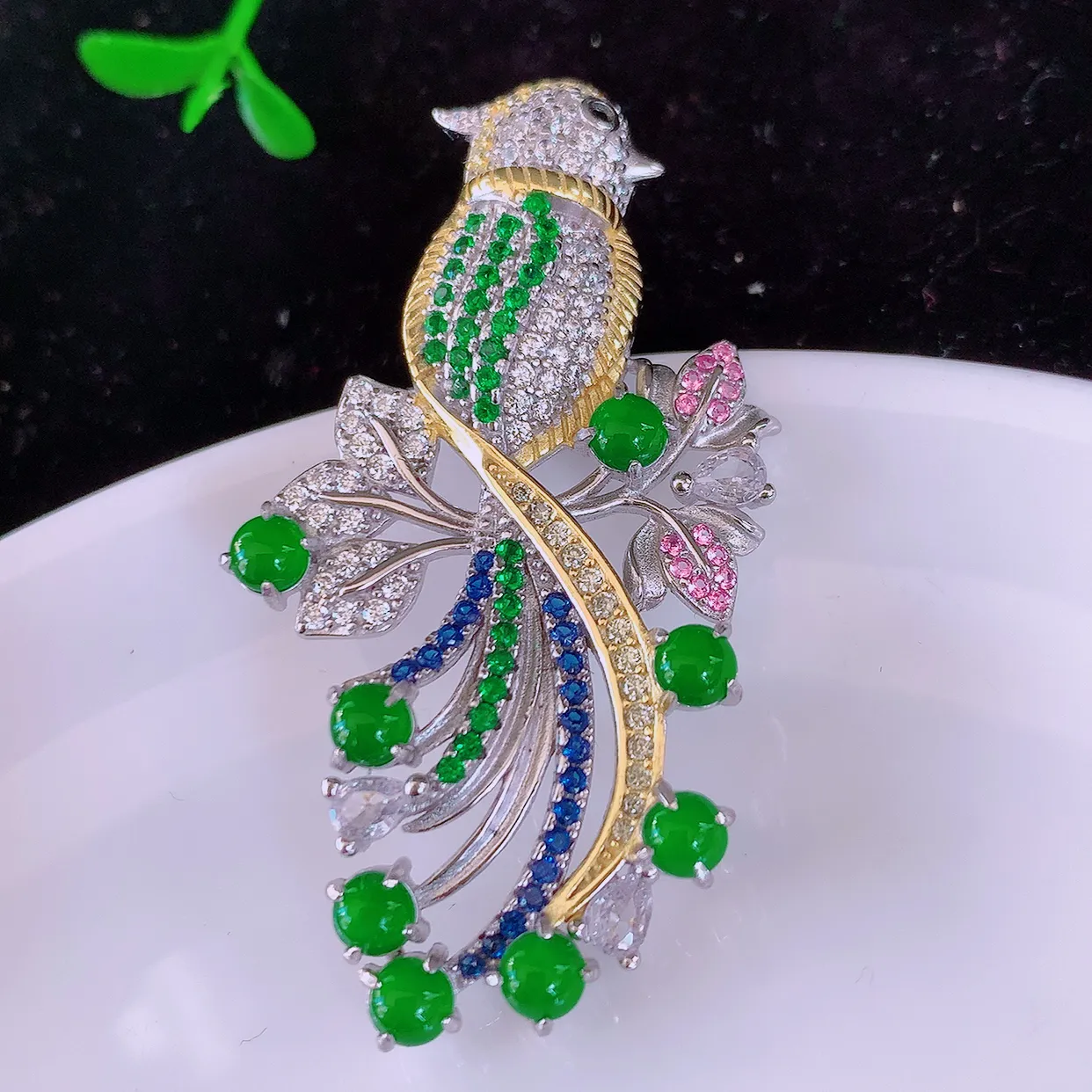 冰透满绿翡翠925银镶嵌胸针，自然光实拍，翠色灵动，颜色漂亮，种老水足，品相佳， 佩戴佳品！#97.16整体50*25.8*8裸石3.5*3.5