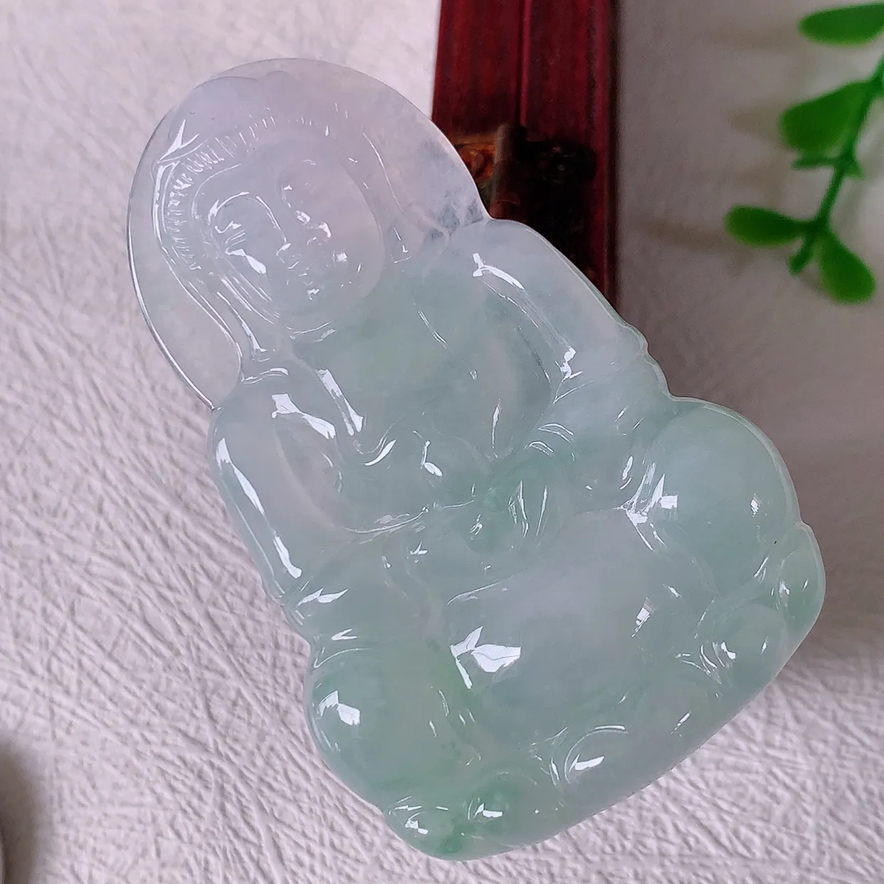 自然光实拍，冰种飘花翡翠观音菩萨吊坠，赐福观音，玉润通透，慈祥端庄！#46.18