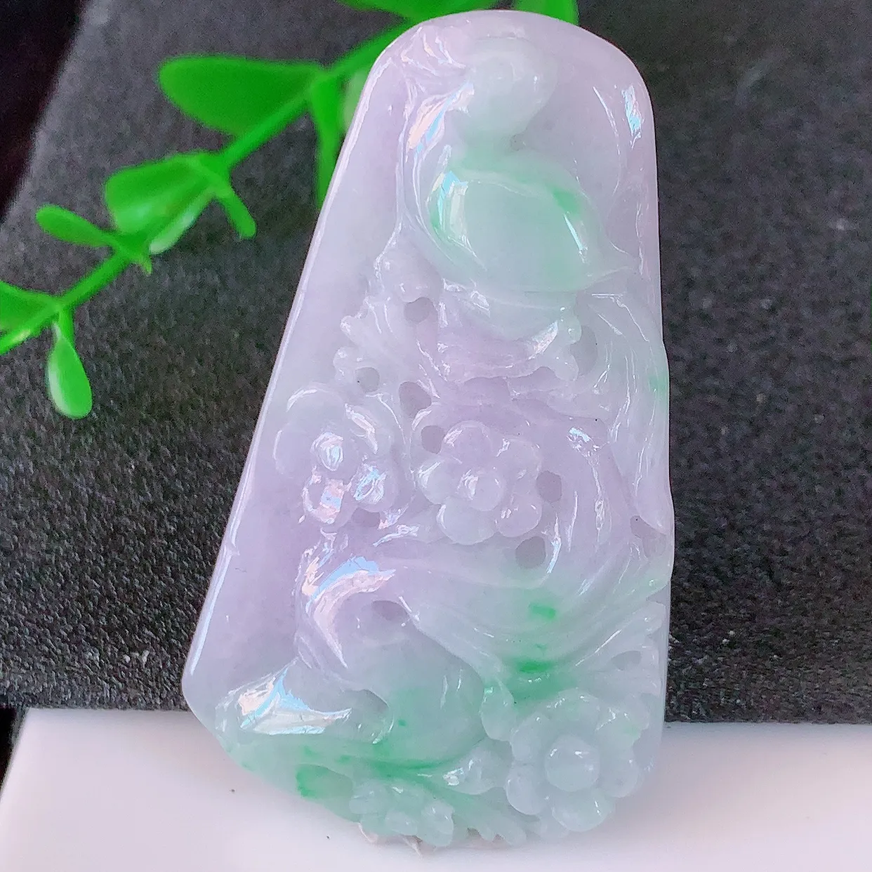 自然光实拍，春带彩翡翠喜上眉梢吊坠，时人之家，闻鹊声皆以为喜，故谓喜鹊报喜。”题材有喜上眉梢，双喜临门，花开富贵的美好意义。 性价比超值！#57.16