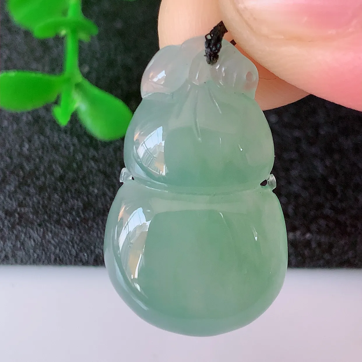 自然光实拍，冰种翡翠葫芦吊坠，葫芦寓意福禄双全，财源滚滚，饱满，清新脱俗，佩戴效果优雅迷人！#57.18