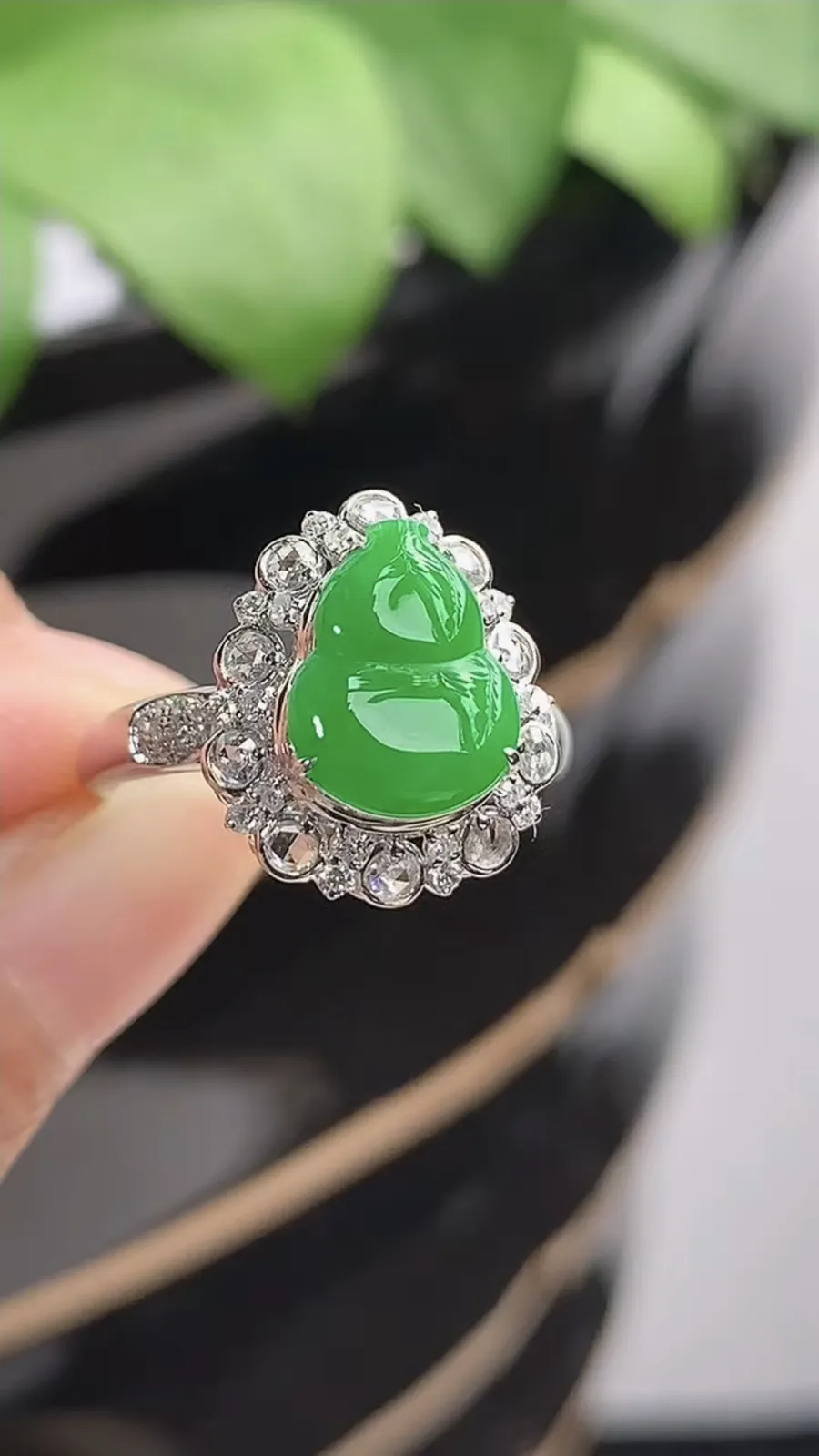 a货翡翠种18K金伴钻镶嵌阳绿葫芦戒指 圈口17.3裸石尺寸10×7.7mm 重量3.30g 1217