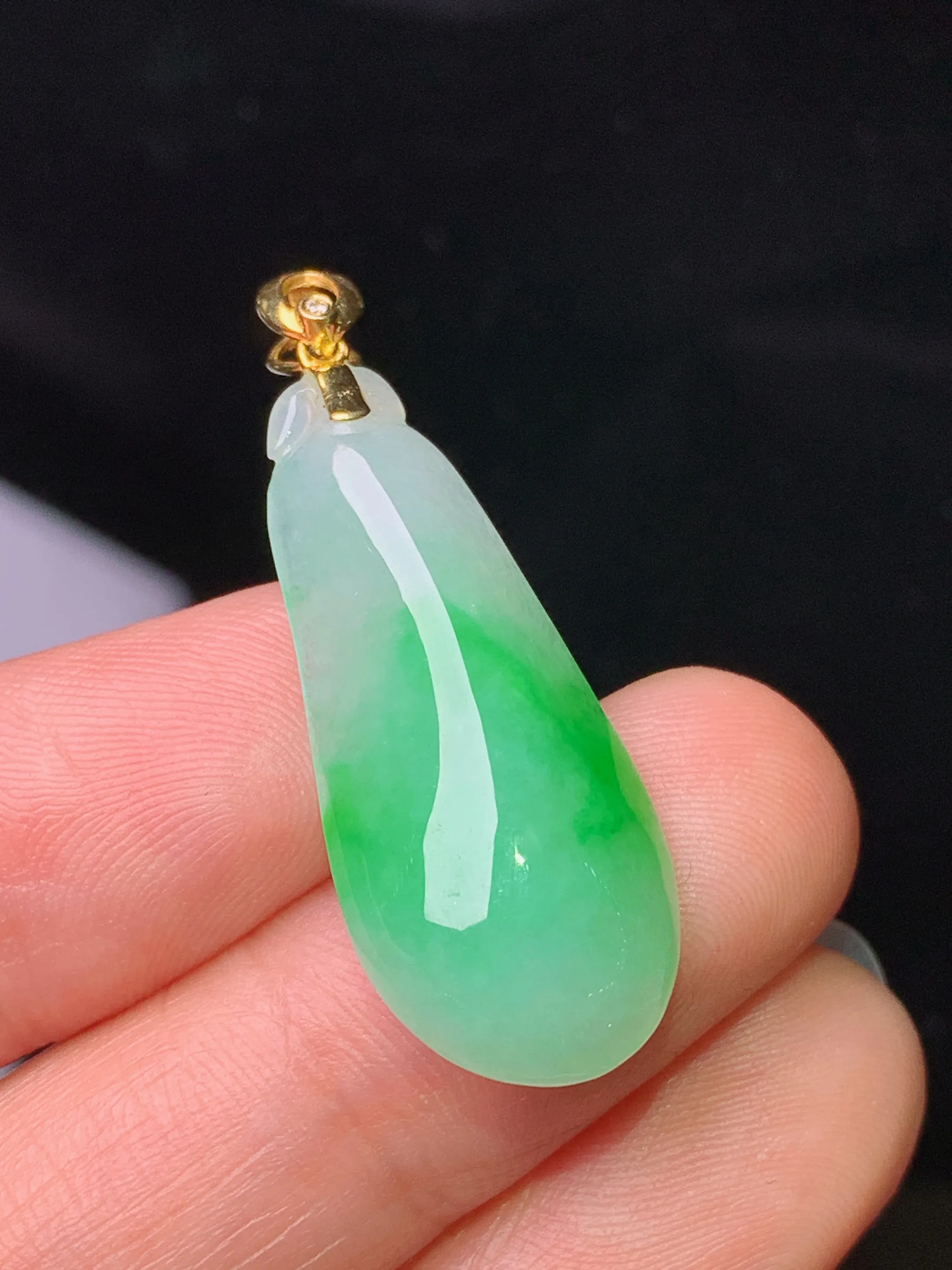 18k金镶嵌飘绿福瓜吊坠 玉质细腻 色泽清新艳丽 整体尺寸35.7*12.7*6