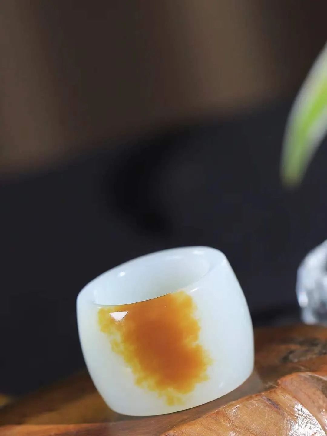 【古韵·扳指】

新疆和田且末料糖白玉扳指，玉质温润，油润感十足， 整器古韵生辉。优雅高贵。运筹帷幄于掌中，决胜于千里之外。重27.4克 内径圈口22mm 尺寸23.6-5.5mm   FDA-361201042