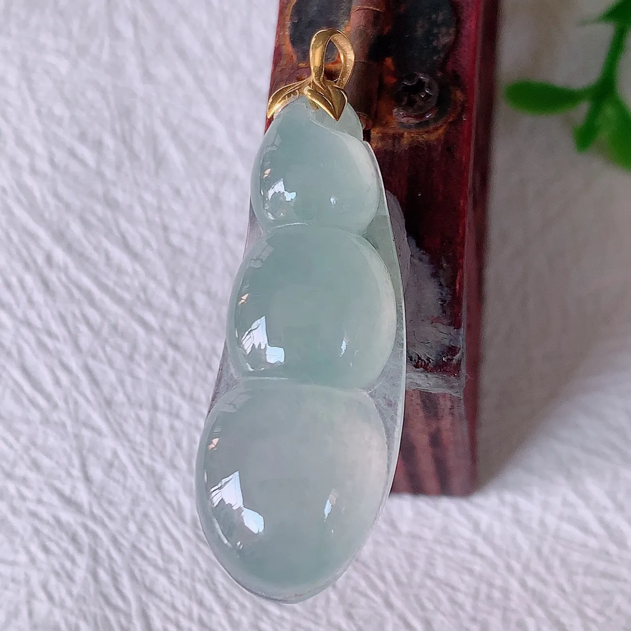 18K金镶嵌冰种翡翠四季豆吊坠，平安豆福豆玉坠，冰润通透，豆粒饱满，寓意：豆蔻年华！#12.18整体