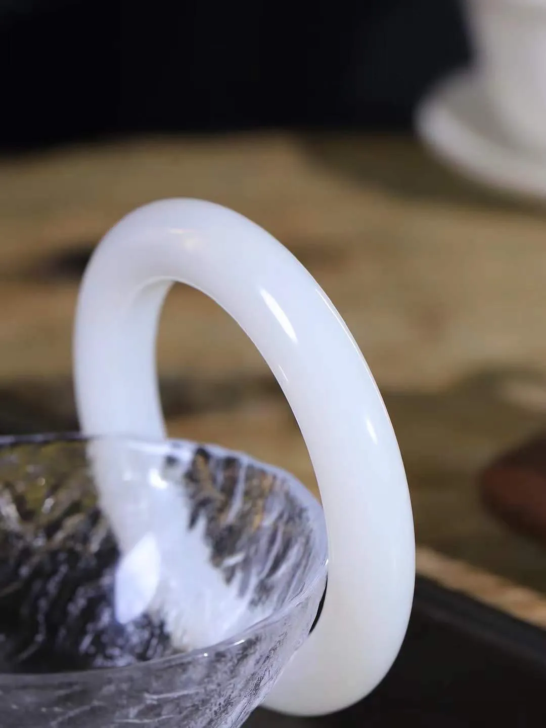 【婉约佳人.手镯】

收藏级臻品️和田玉白玉手镯 玉质温润细腻 油性十足 手感舒适，高华雅逸，线条流畅，简约大气，美自天成，素雅高贵。佩戴于腕间，婉约之美，举手投足间透出那份低调奢华。重85.2克 内径60.5mm  尺寸12.5-12.2mm   FDA-781201933