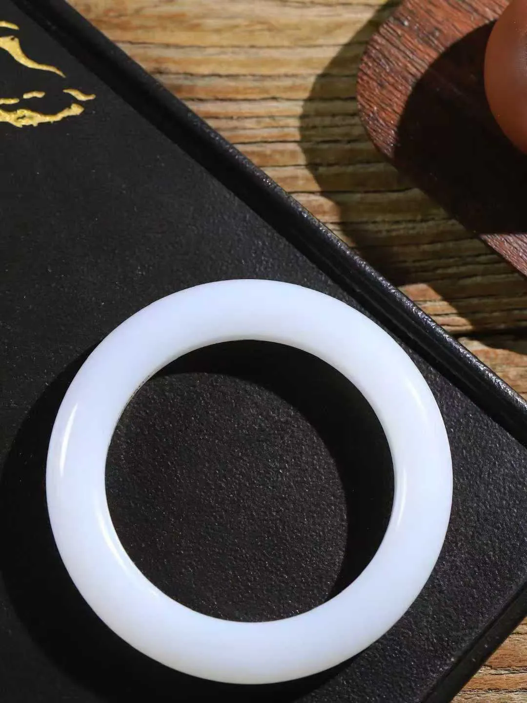 【婉约佳人.手镯】

收藏级臻品️和田玉白玉手镯 玉质温润细腻 油性十足 手感舒适，高华雅逸，线条流畅，简约大气，美自天成，素雅高贵。佩戴于腕间，婉约之美，举手投足间透出那份低调奢华。重85.2克 内径60.5mm  尺寸12.5-12.2mm   FDA-781201933