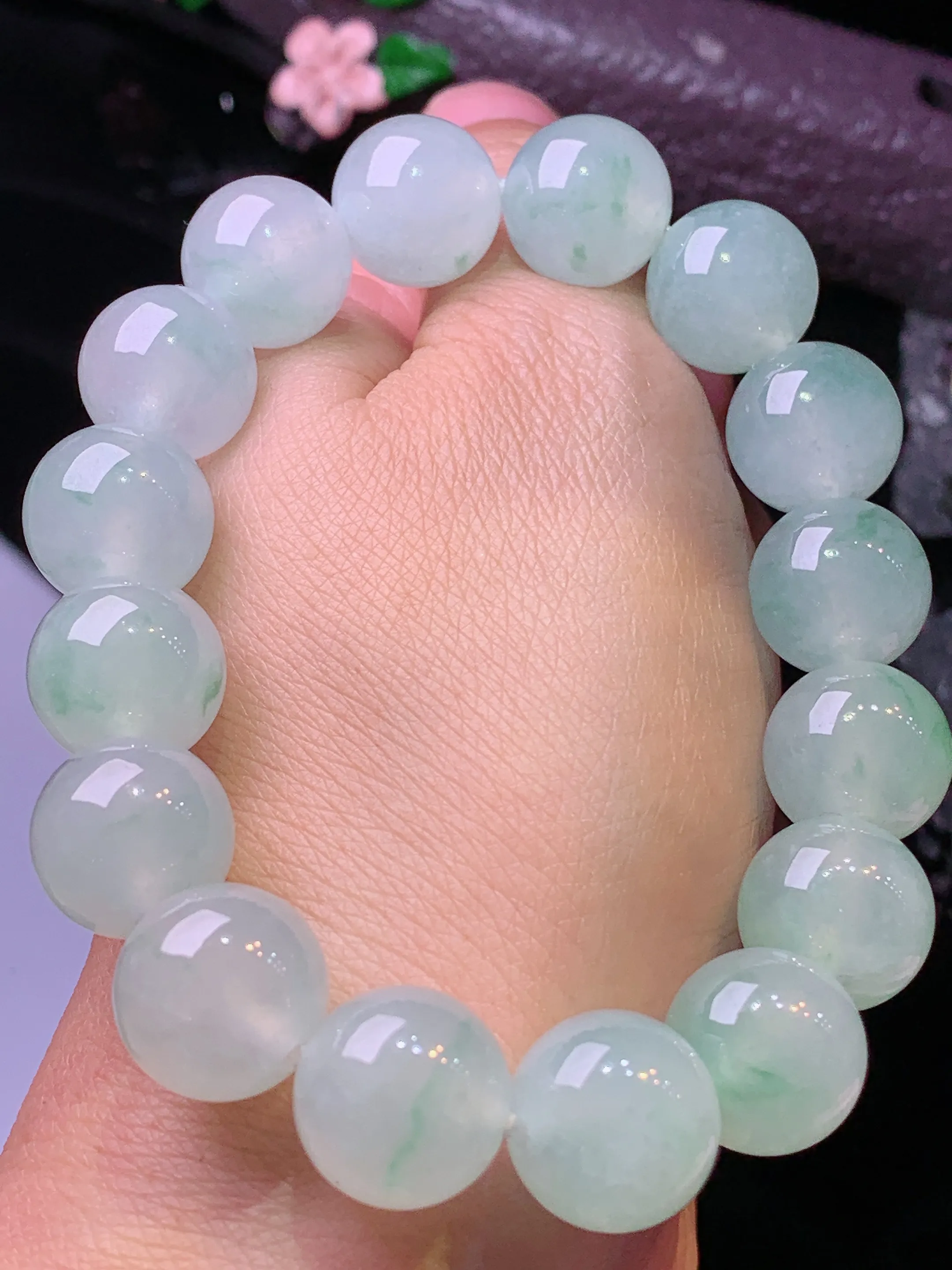 冰种飘绿圆珠手链 玉质细腻 色泽清新艳丽 整体尺寸12.6