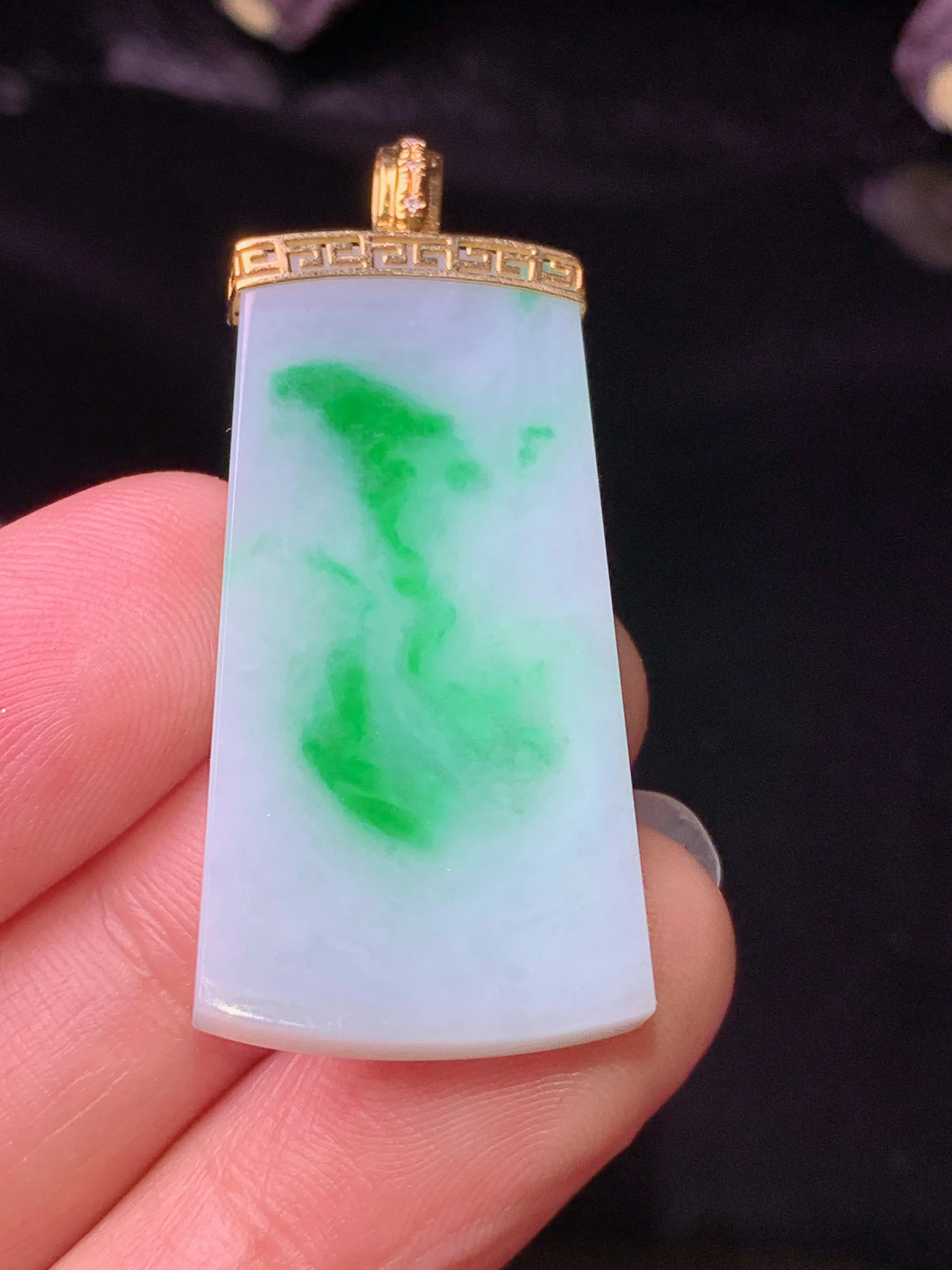 18k金镶嵌飘绿无事牌吊坠 玉质细腻 色泽清新艳丽 整体尺寸40.8*17.6*3.8