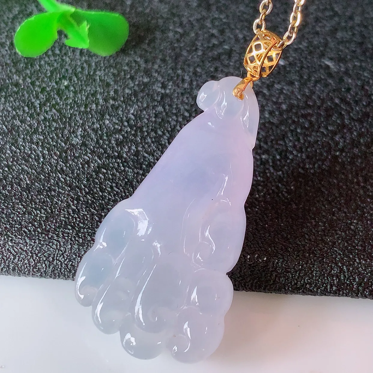 自然光实拍，18K金镶冰种紫罗兰翡翠佛手吊坠，款式新颖，佩戴效果时尚出众，尽显气质，玉质细腻，美感十足。#1.18整体35裸石29.5*16.5*6.5