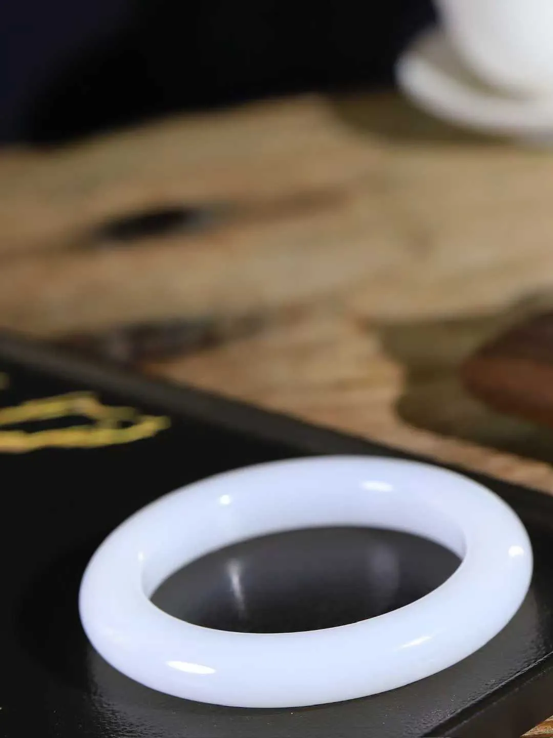 【婉约佳人.手镯】

收藏级臻品️和田玉白玉手镯 玉质温润细腻 油性十足 手感舒适，高华雅逸，线条