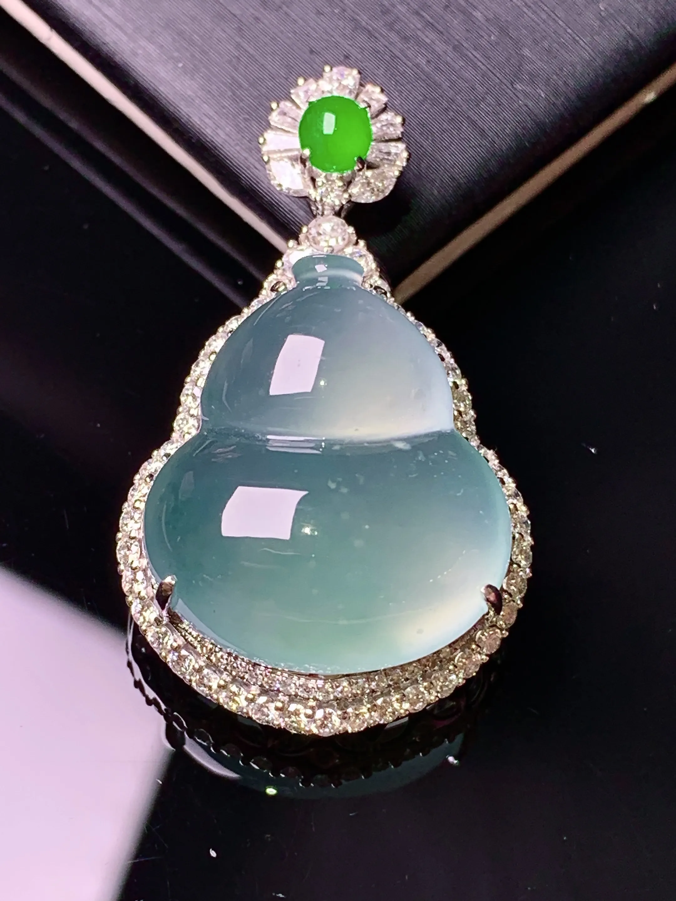 18k金钻镶嵌冰种葫芦吊坠 玉质细腻 色泽清新艳丽 整体尺寸34.6*20.2*11