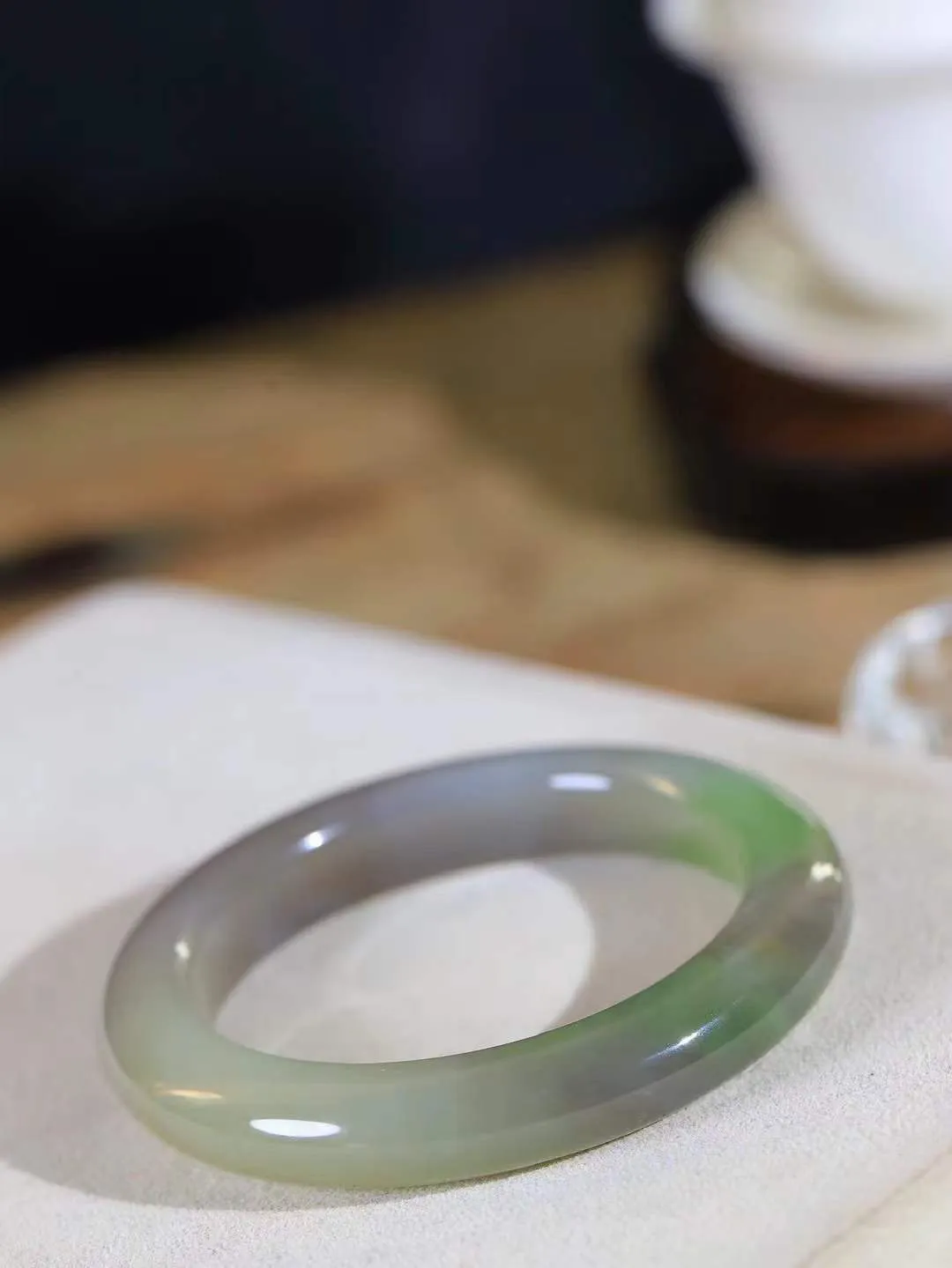 （温柔雅致.手镯）

精品️和田玉三色手镯。镯型饱满，温润细腻，脂润沁香。️执一卷书，沏一盏