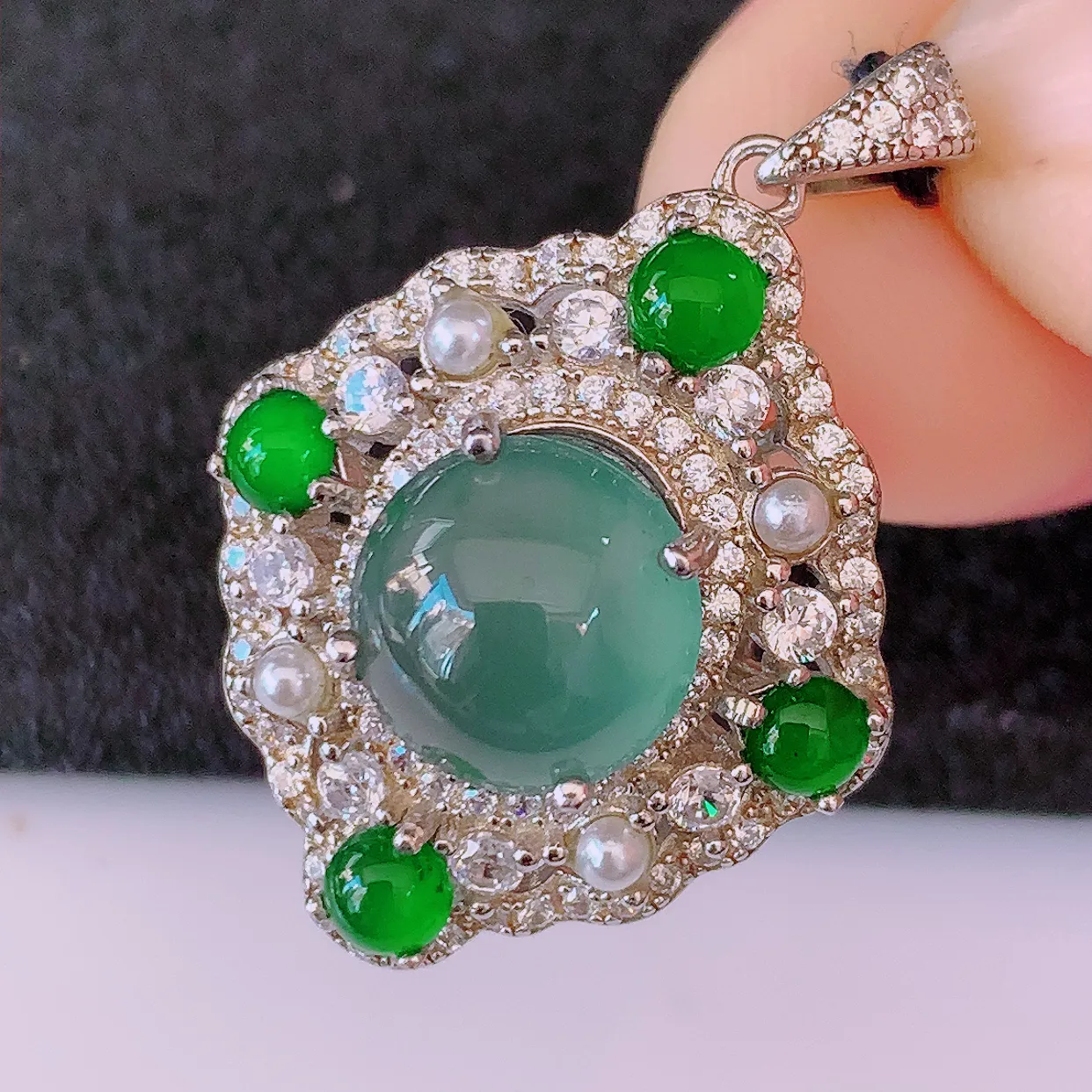 冰透满绿翡翠925银镶嵌吊坠，自然光实拍，翠色灵动，颜色漂亮，种老水足，品相佳，佩戴佳品！#97.16整体29.5*20*9.6 裸石9.2*9.2