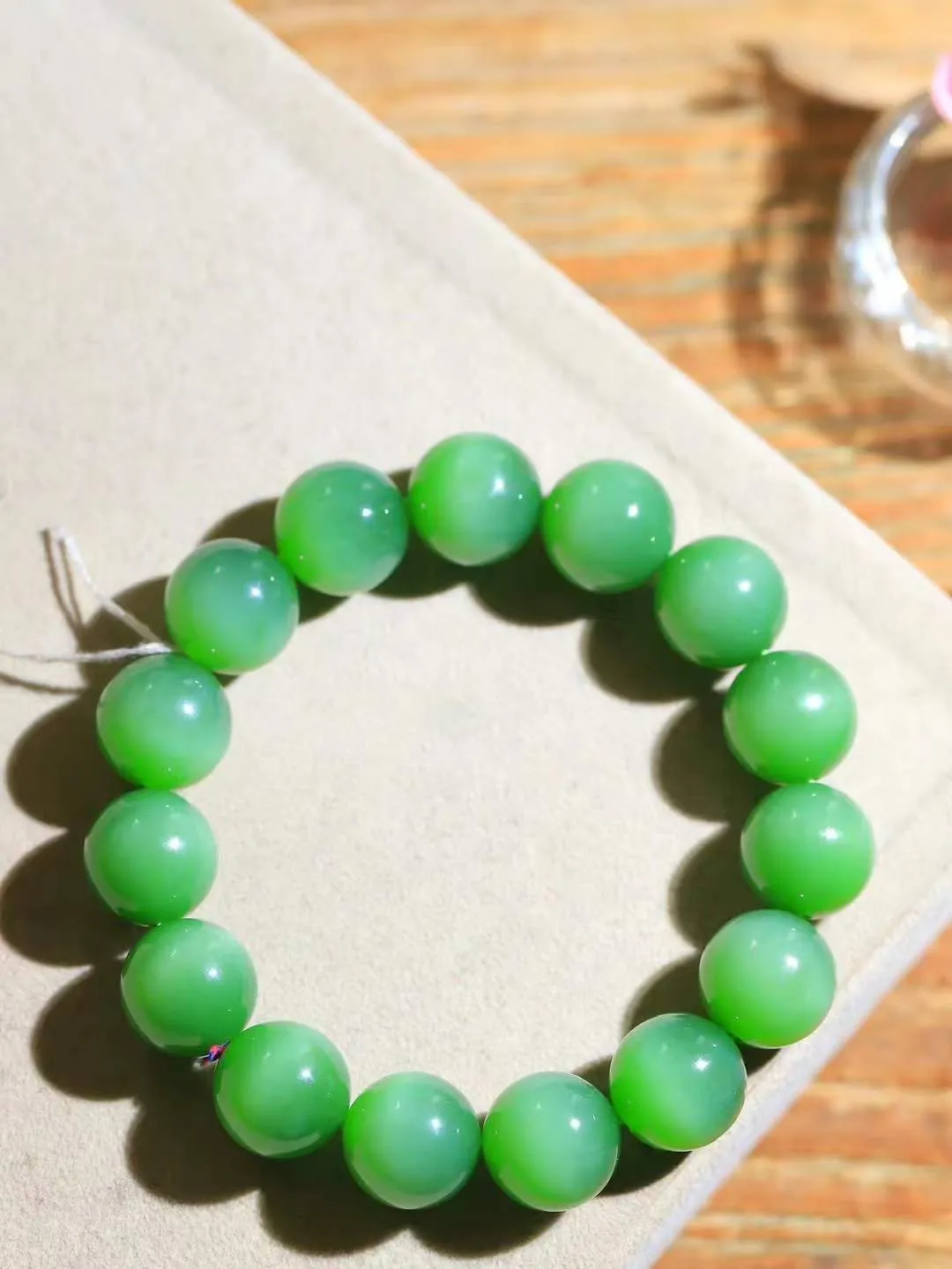 【珠圆玉润.手串】

收藏级臻品️和田玉碧玉猫眼珠圆玉润手串 玉质温润细腻  整串打磨圆润，佩戴舒适。珠珠落玉盘，间关莺语花底滑，一生美好时光，无论身在何处，都有它相伴相守。事事顺遂，幸福美满，吉祥如意。重62.23克 尺寸取一13.7mm  FDL-791201968