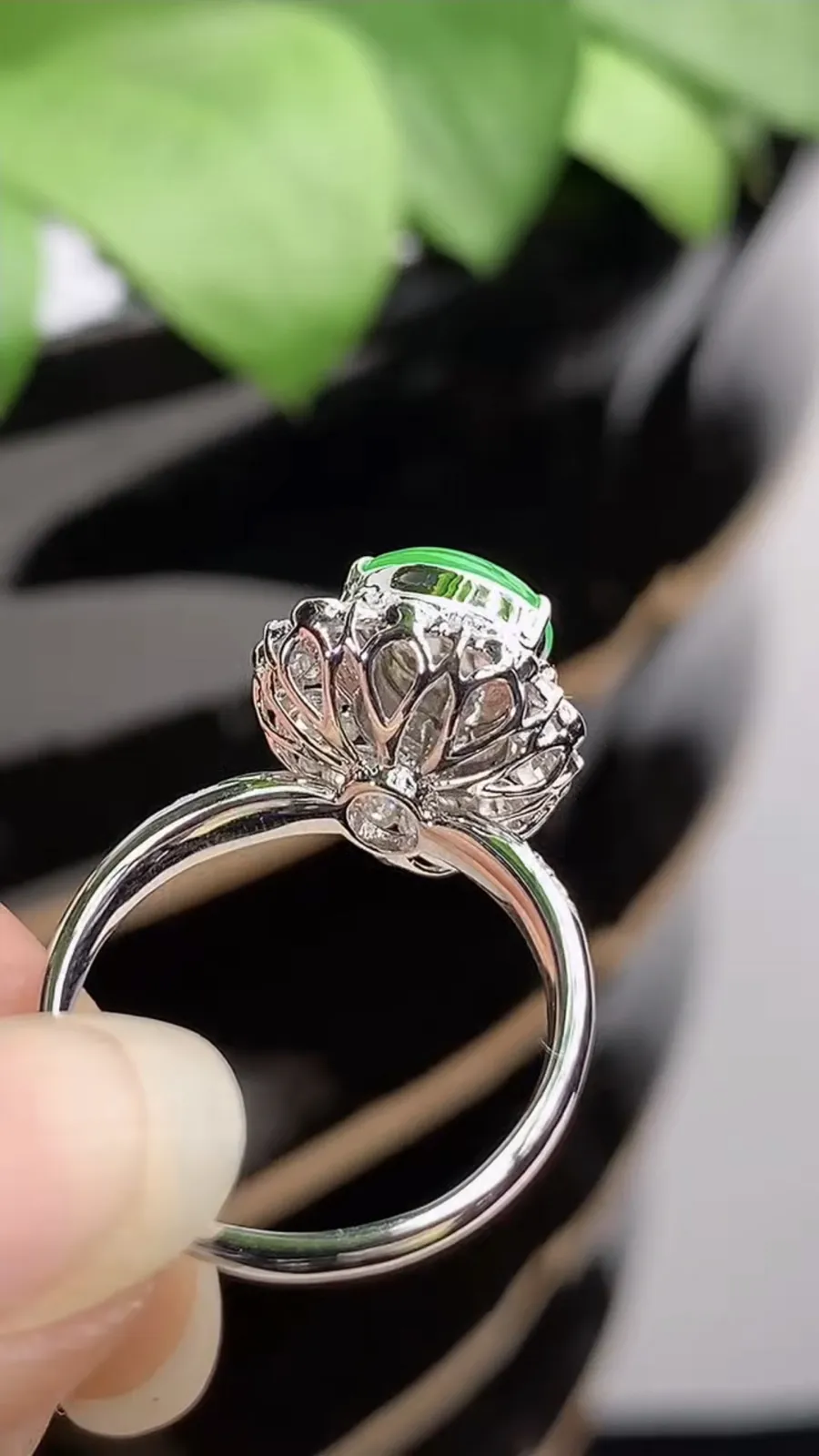 a货翡翠种18K金伴钻镶嵌阳绿葫芦戒指 圈口17.3裸石尺寸10×7.7mm 重量3.30g 1217