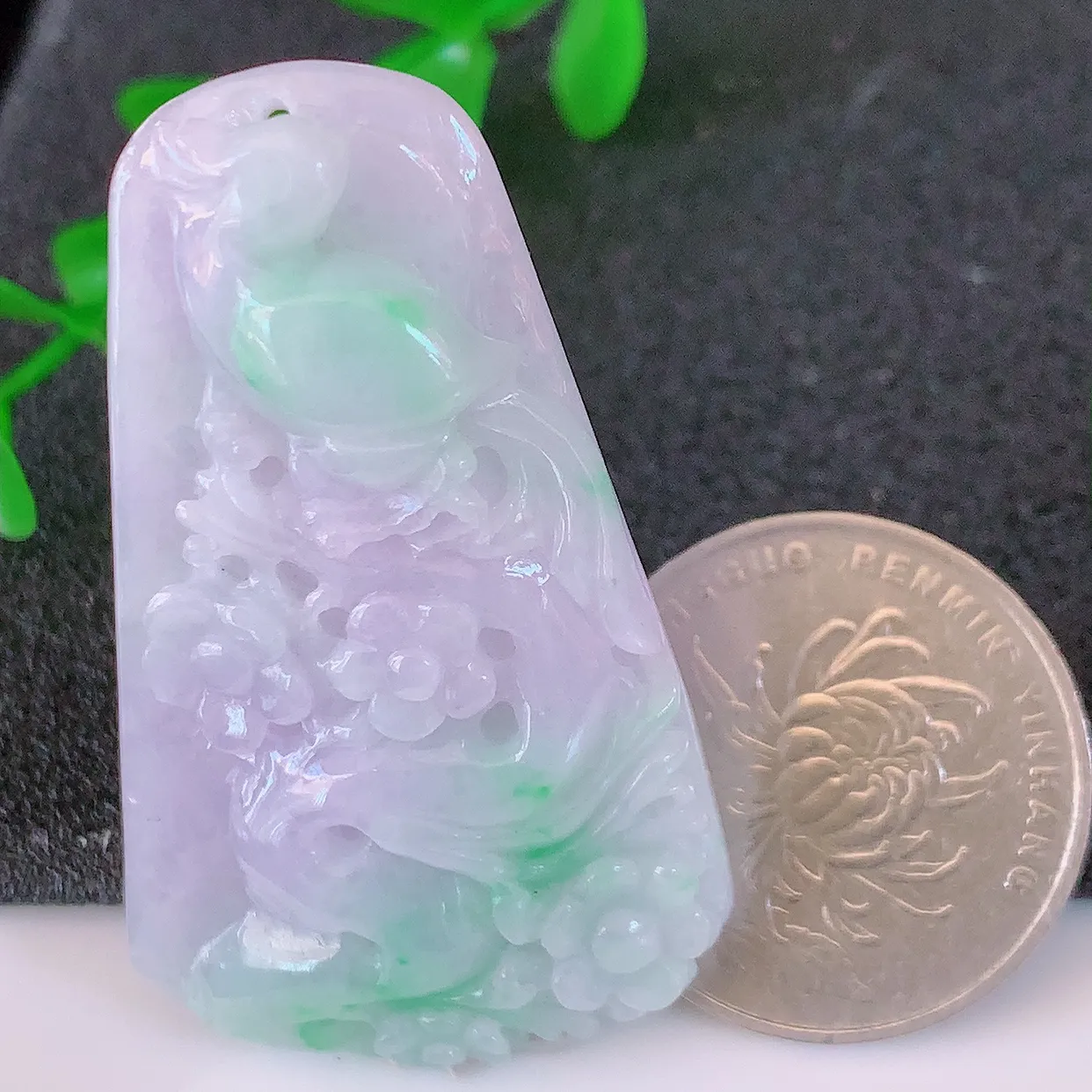 自然光实拍，春带彩翡翠喜上眉梢吊坠，时人之家，闻鹊声皆以为喜，故谓喜鹊报喜。”题材有喜上眉梢，双喜临门，花开富贵的美好意义。 性价比超值！#57.16