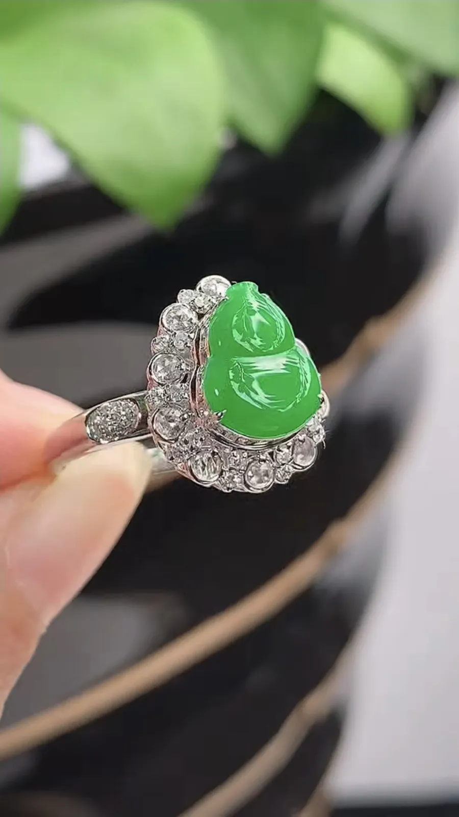 a货翡翠种18K金伴钻镶嵌阳绿葫芦戒指 圈口17.3裸石尺寸10×7.7mm 重量3.30g 1217