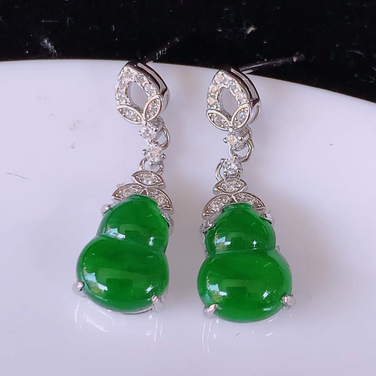 冰透满绿翡翠925银镶嵌葫芦耳坠，自然光实拍，翠色灵动，颜色漂亮，种老水足，品相佳，佩戴佳品！#97.18整体22*7.5*5裸石10*7.5