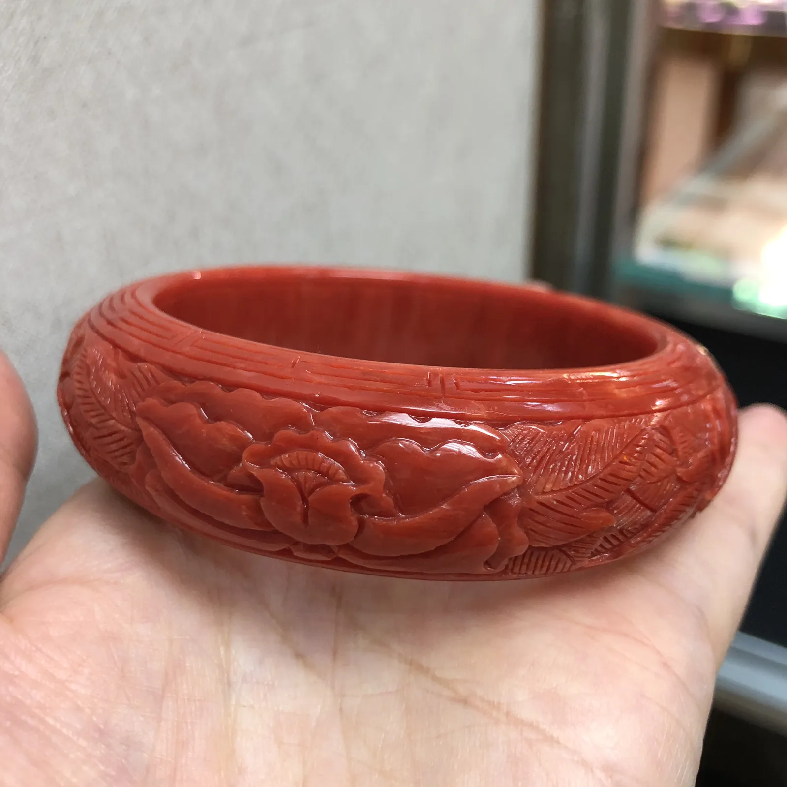 【橘红珊瑚花开手镯】经典老款，深雕花开富贵，精选意大利沙丁大料，釆用台湾先进拼接技术，不是粉压制造！上手效果霸气，圈口内径61mm,宽20.5mm,厚11.6mm!重量70.32克！寓意守着富贵人生，美好的幸福生活！