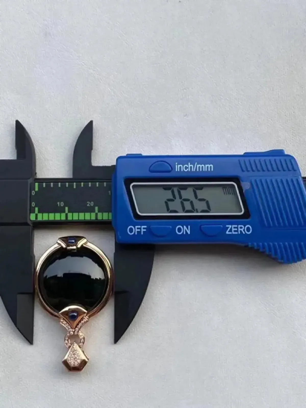 墨翠【蛋面吊坠】18K金+南非钻镶嵌，细腻干净，黑度好、性价比高，雕工精湛，打灯透绿 裸石尺寸：24.2*