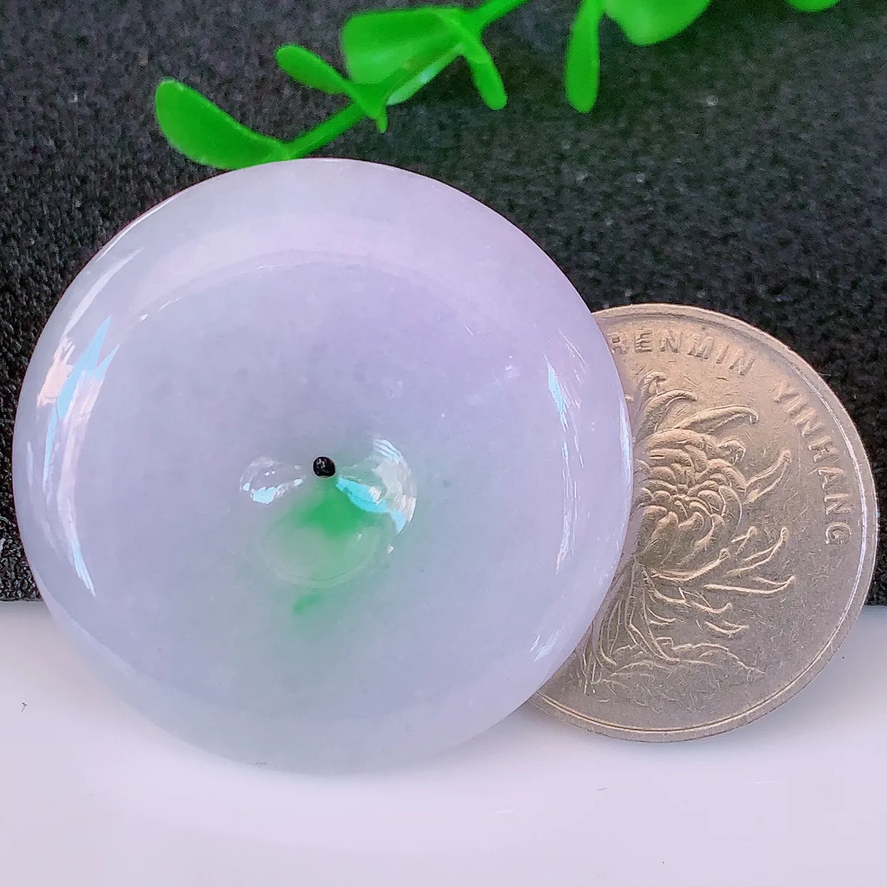 自然光实拍，冰润飘绿翡翠平安扣吊坠，平安是福；很美的料子， 平安扣佩戴优雅迷人！#57.16