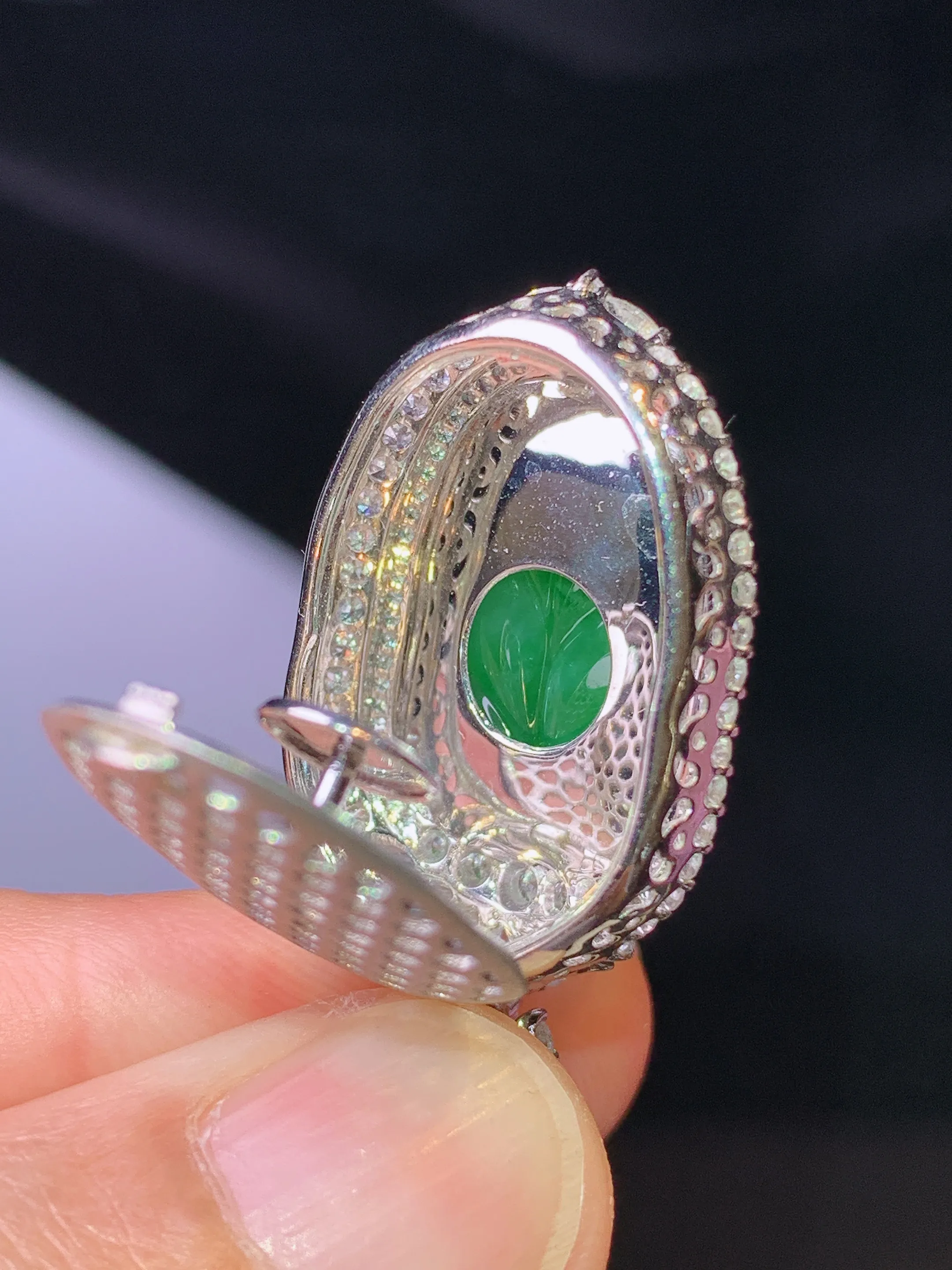 18k金钻镶嵌翠绿树叶吊坠 玉质细腻 色泽清新艳丽 整体尺寸34*17.5*11.8