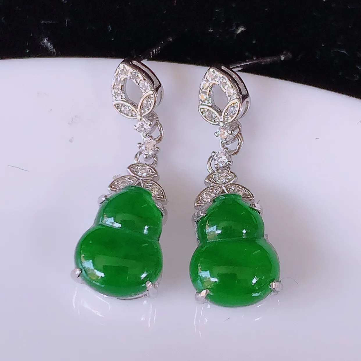 冰透满绿翡翠925银镶嵌葫芦耳坠，自然光实拍，翠色灵动，颜色漂亮，种老水足，品相佳，佩戴佳品！#97