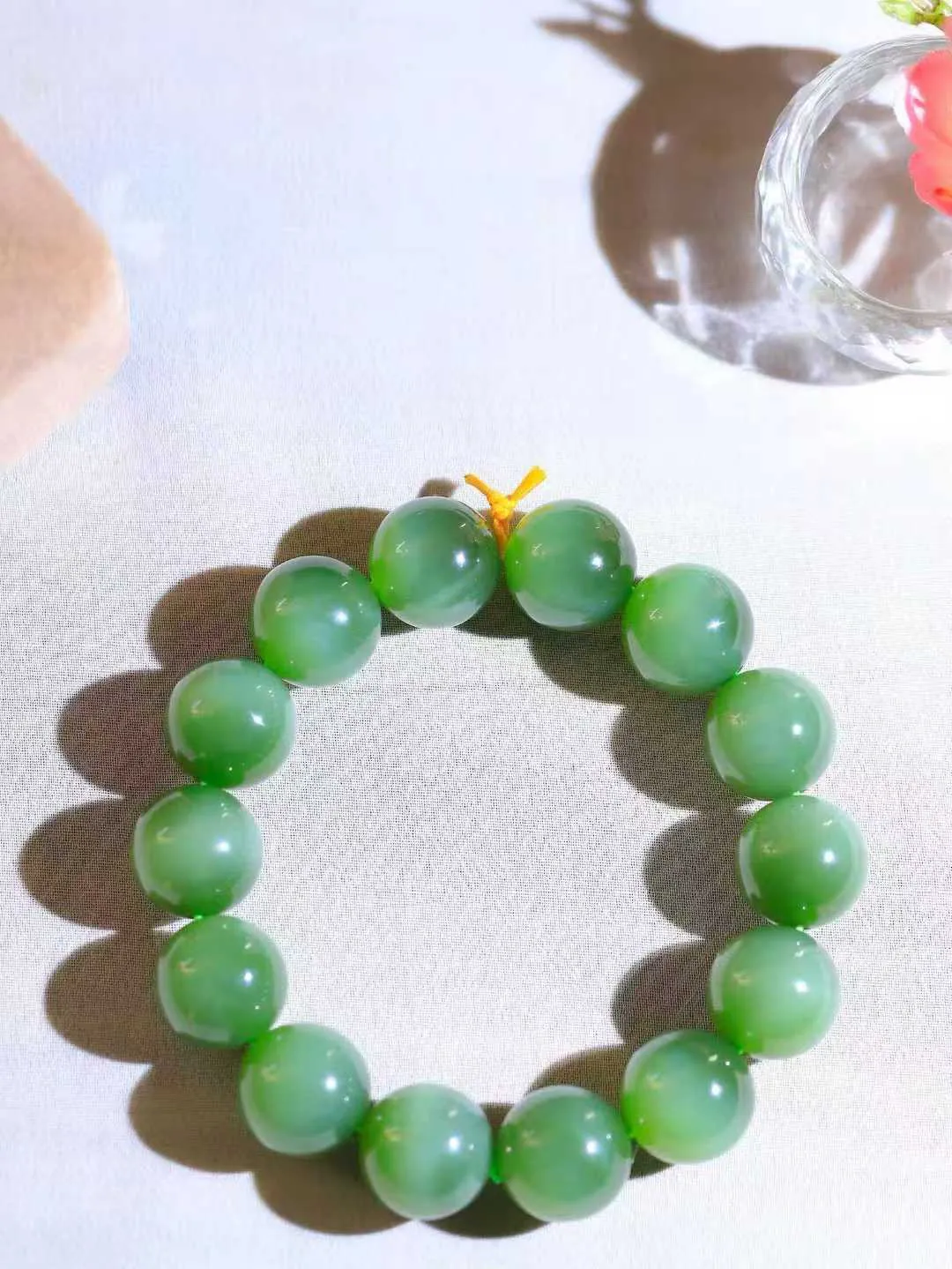 【珠圆玉润.手串】

收藏级和田玉碧玉猫眼珠圆玉润手串 玉质温润细腻  整串打磨圆润，佩戴舒适。珠珠落玉盘，间关莺语花底滑，一生美好时光，无论身在何处，都有它相伴相守。事事顺遂，幸福美满，吉祥如意。重74.7克 尺寸取一15mm  FDA-221251933