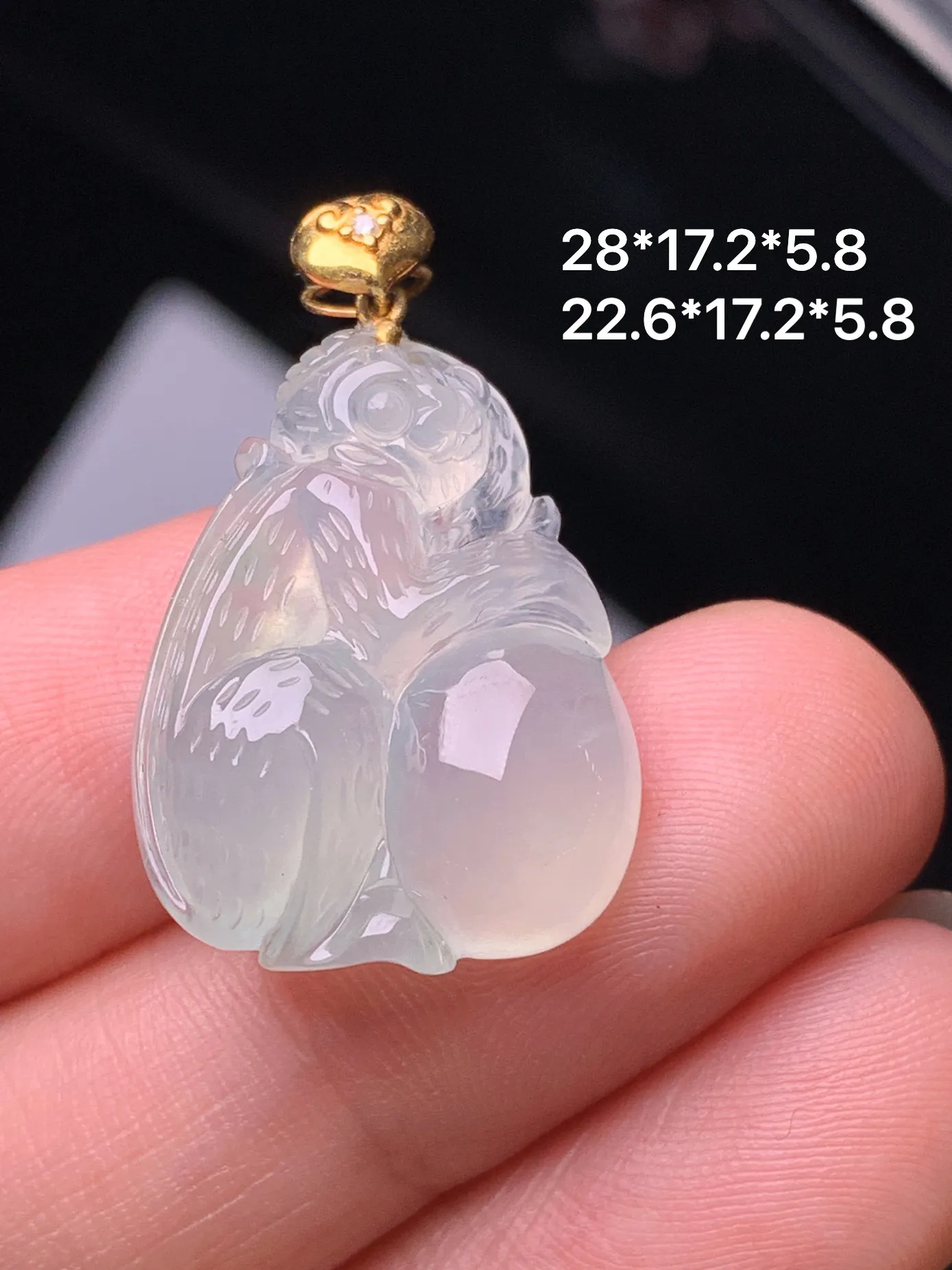 18k金镶嵌冰种灵猴献寿吊坠 玉质细腻 色泽清新艳丽 整体尺寸28*17.2*5.8