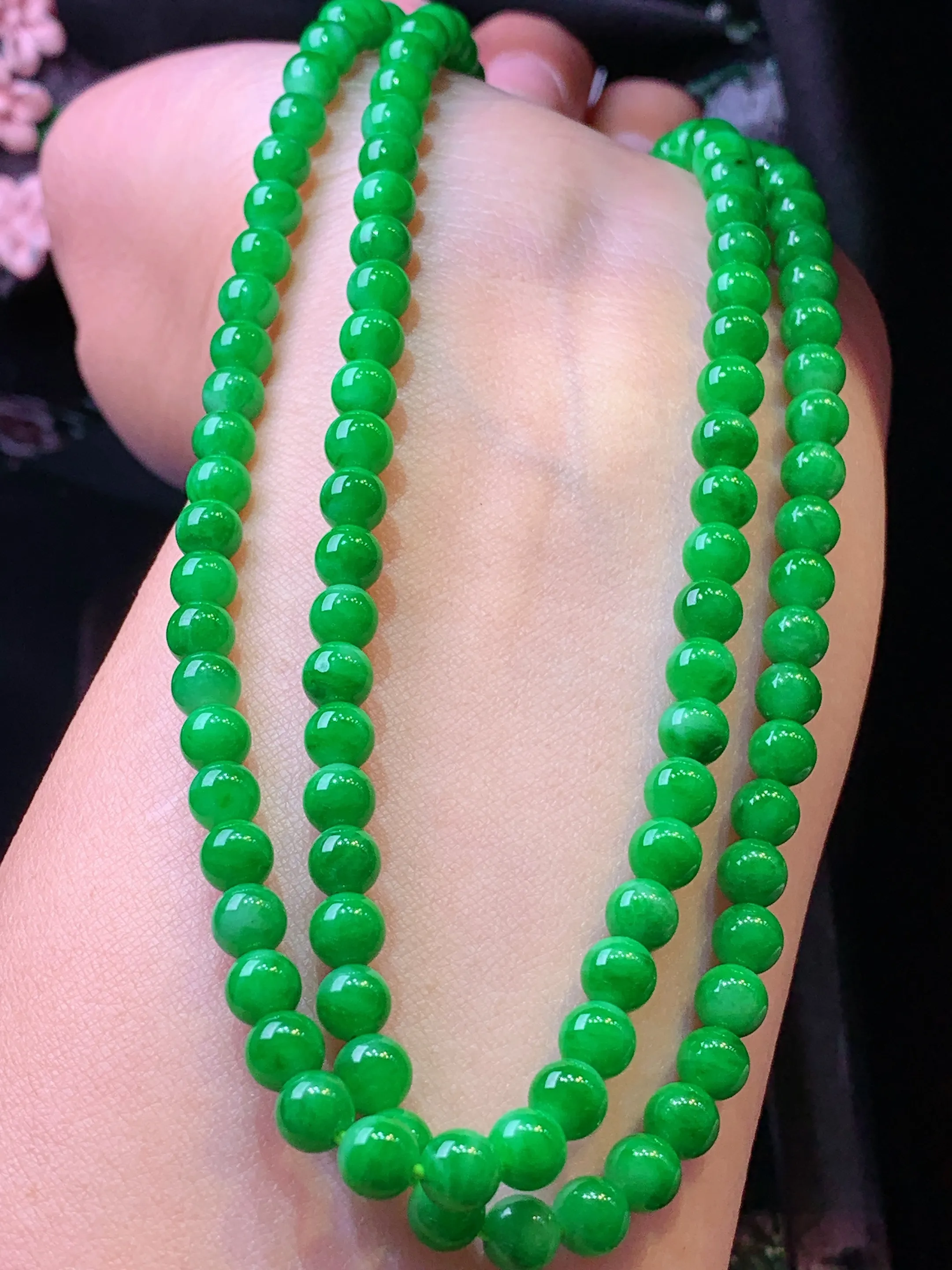 满绿圆珠项链 玉质细腻 色泽清新艳丽 整体尺寸5.2