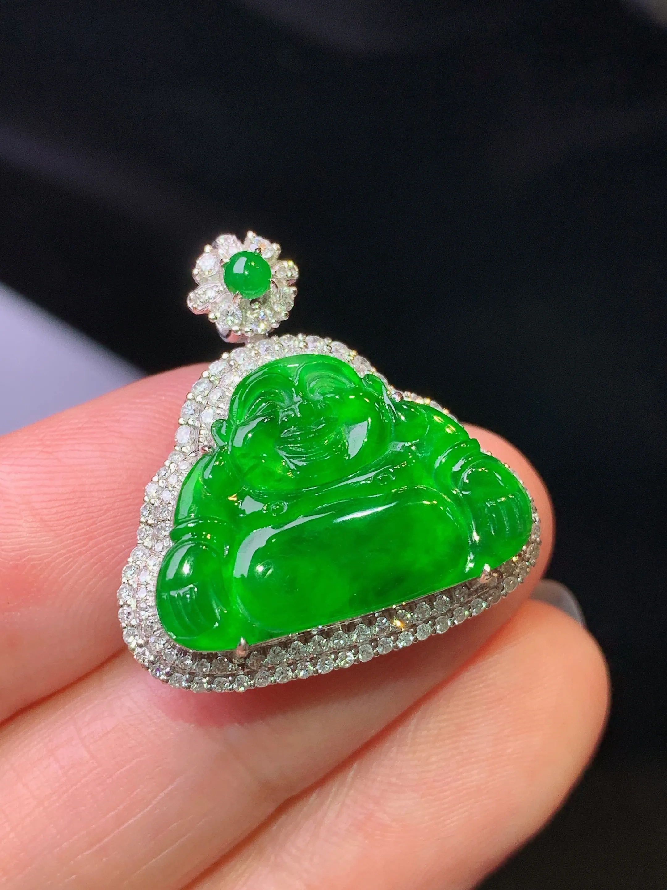 18k金钻镶嵌满绿佛公吊坠 玉质细腻 色泽清新艳丽 整体尺寸25.2*23.8*8.3