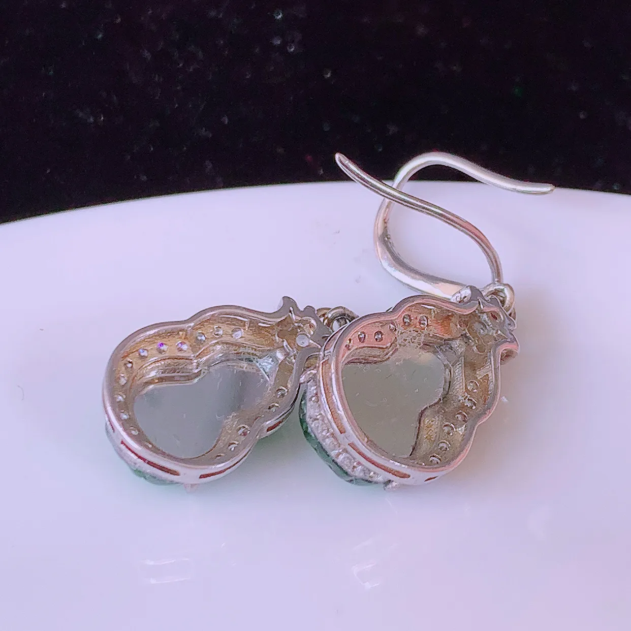 冰透满绿翡翠925银镶嵌貔貅耳坠，自然光实拍，翠色灵动，颜色漂亮，种老水足，品相佳，佩戴佳品！#97.18整体28.8*11-6.5裸石11-8.8