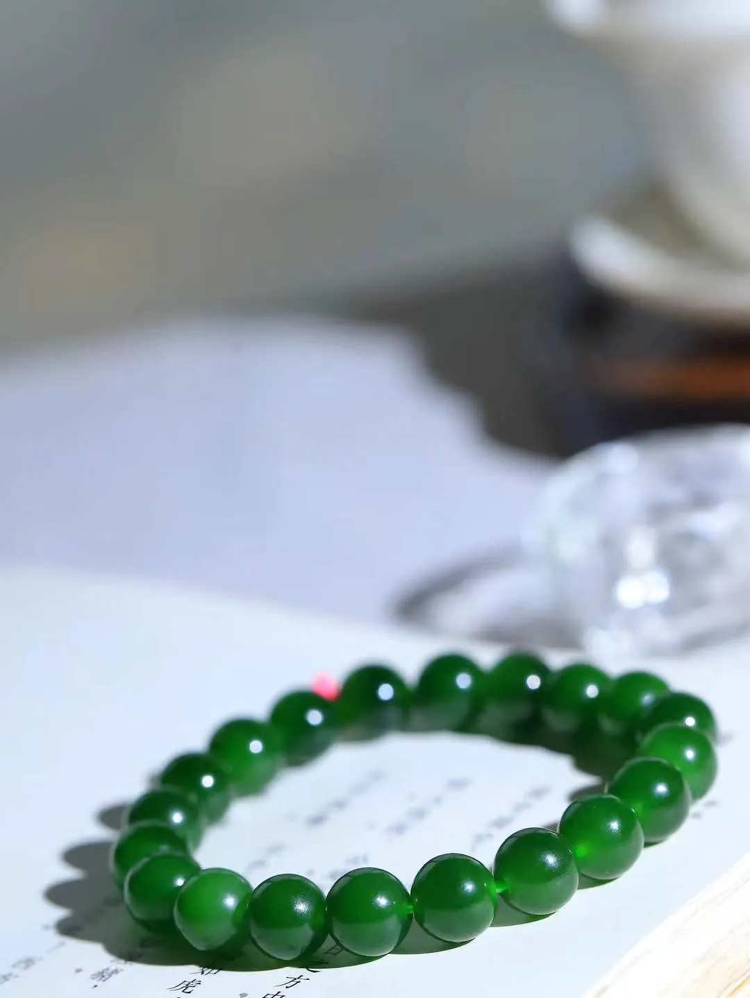 【珠圆玉润.手串】

精品和田玉碧玉珠圆玉润手串 玉质温润细腻  整串打磨圆润，佩戴舒适。珠珠落玉盘，间关莺语花底滑，一生美好时光，无论身在何处，都有它相伴相守。事事顺遂，幸福美满，吉祥如意。重31克 尺寸取一10mm  FDA-221252033