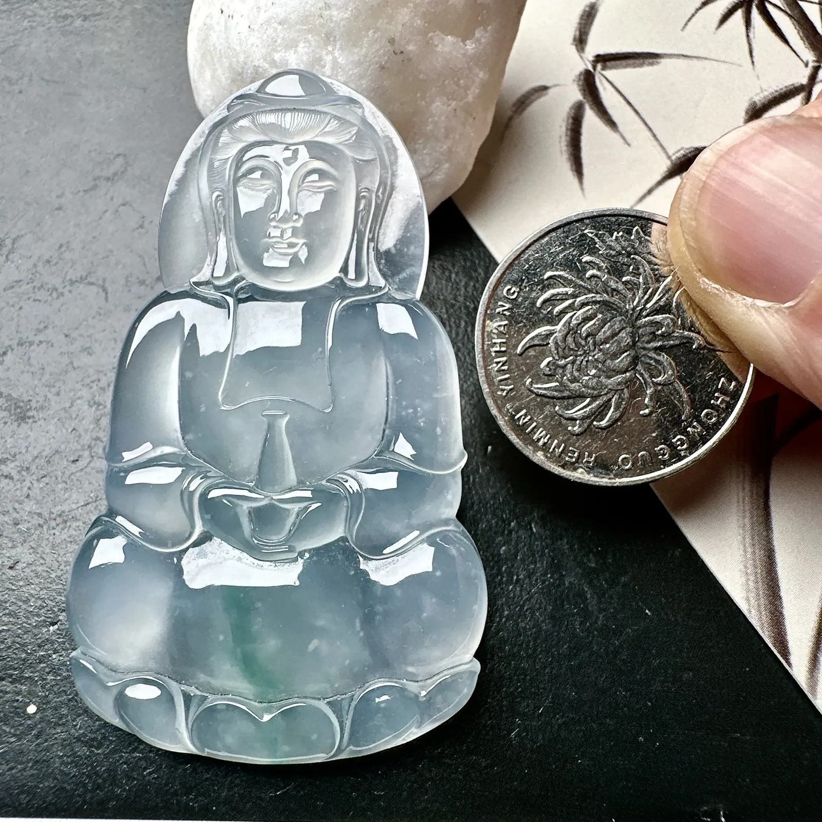 【冰种飘花正装观音吊坠】质地细腻，通透度上佳，冰感十足，适合佩戴，收藏品质