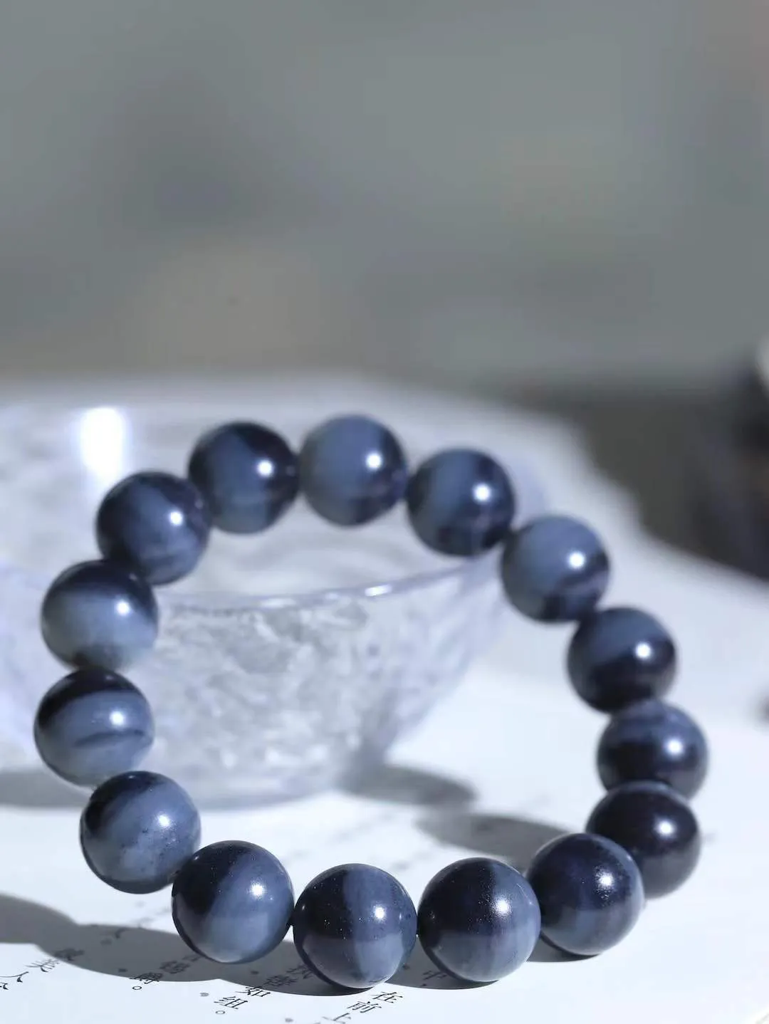 【籽.珠圆玉润.手串】

新疆和田青花籽料珠圆玉润手串 玉质温润细腻  整串打磨圆润，佩戴舒适。珠珠落玉盘，间关莺语花底滑，一生美好时光，无论身在何处，都有它相伴相守。事事顺遂，幸福美满，吉祥如意。重63克 尺寸取一14mm  FDA-221202033