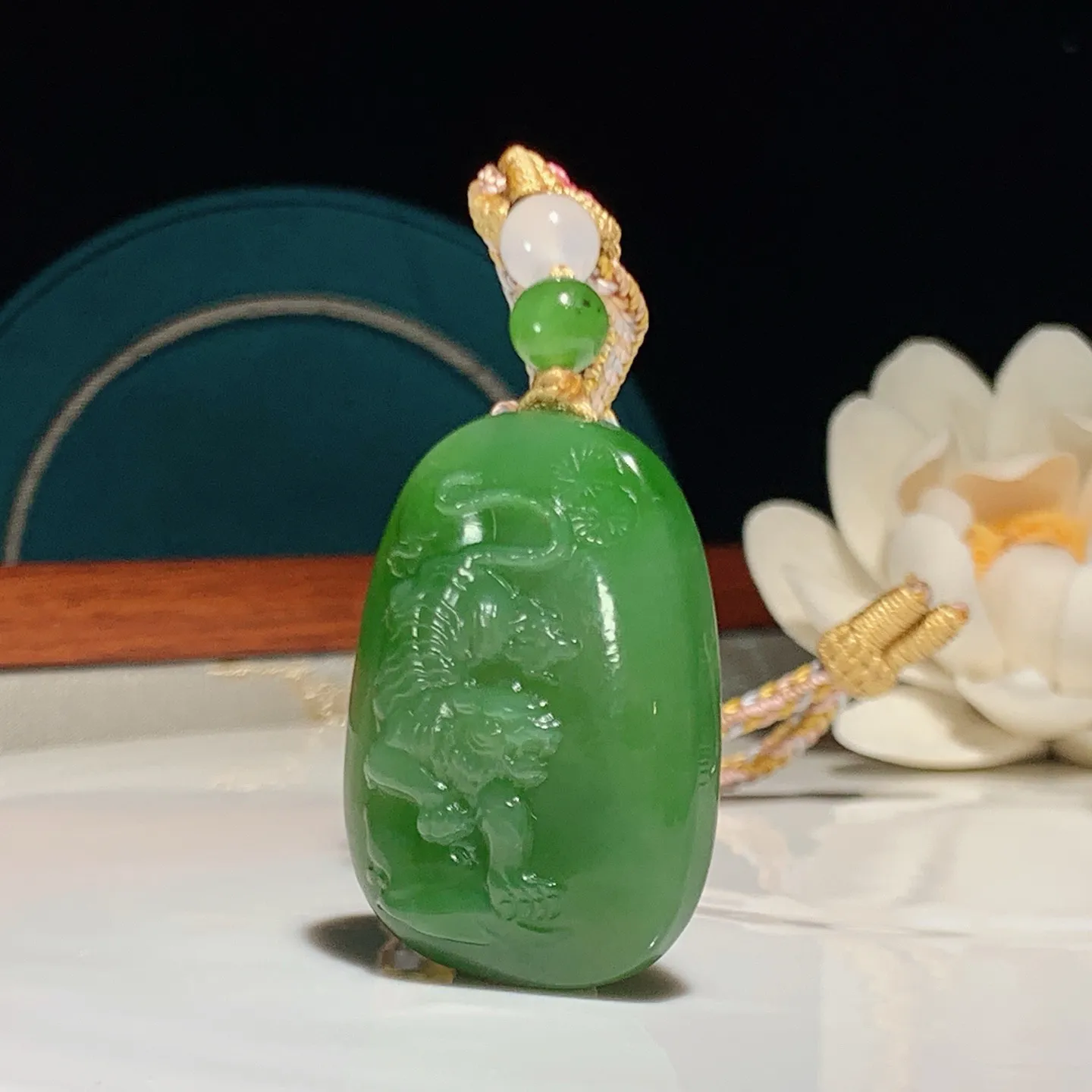 和田玉阳绿俄罗斯碧玉虎虎生威下山虎挂件。尺寸35/26/8重17克。玉质细腻油润。手推出油。佩戴高端典雅。lt251220