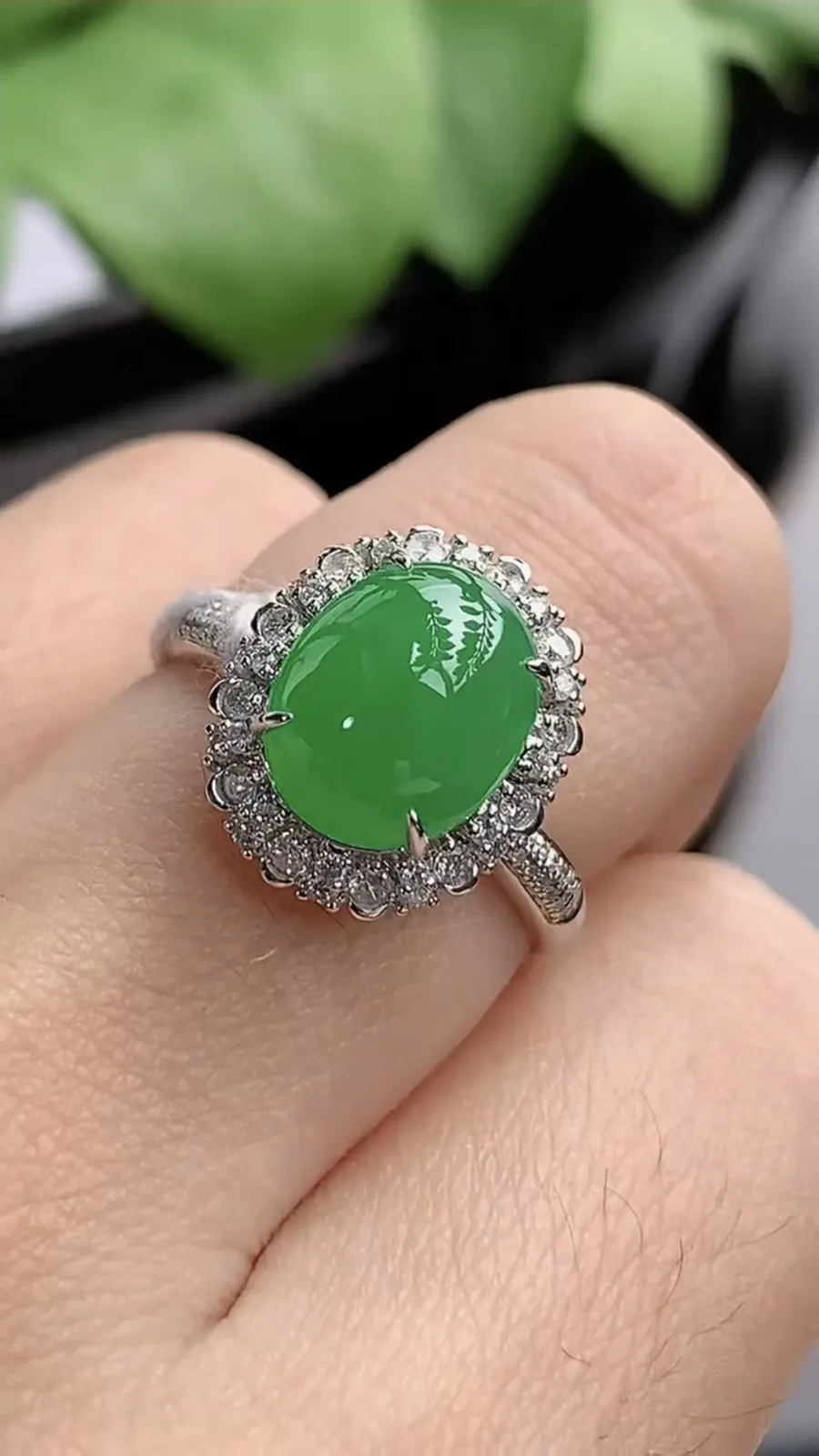 a货翡翠冰种18K金伴钻镶嵌阳绿蛋面戒指 圈口17.3裸石尺寸10.2×8mm 重量3.50g 1216